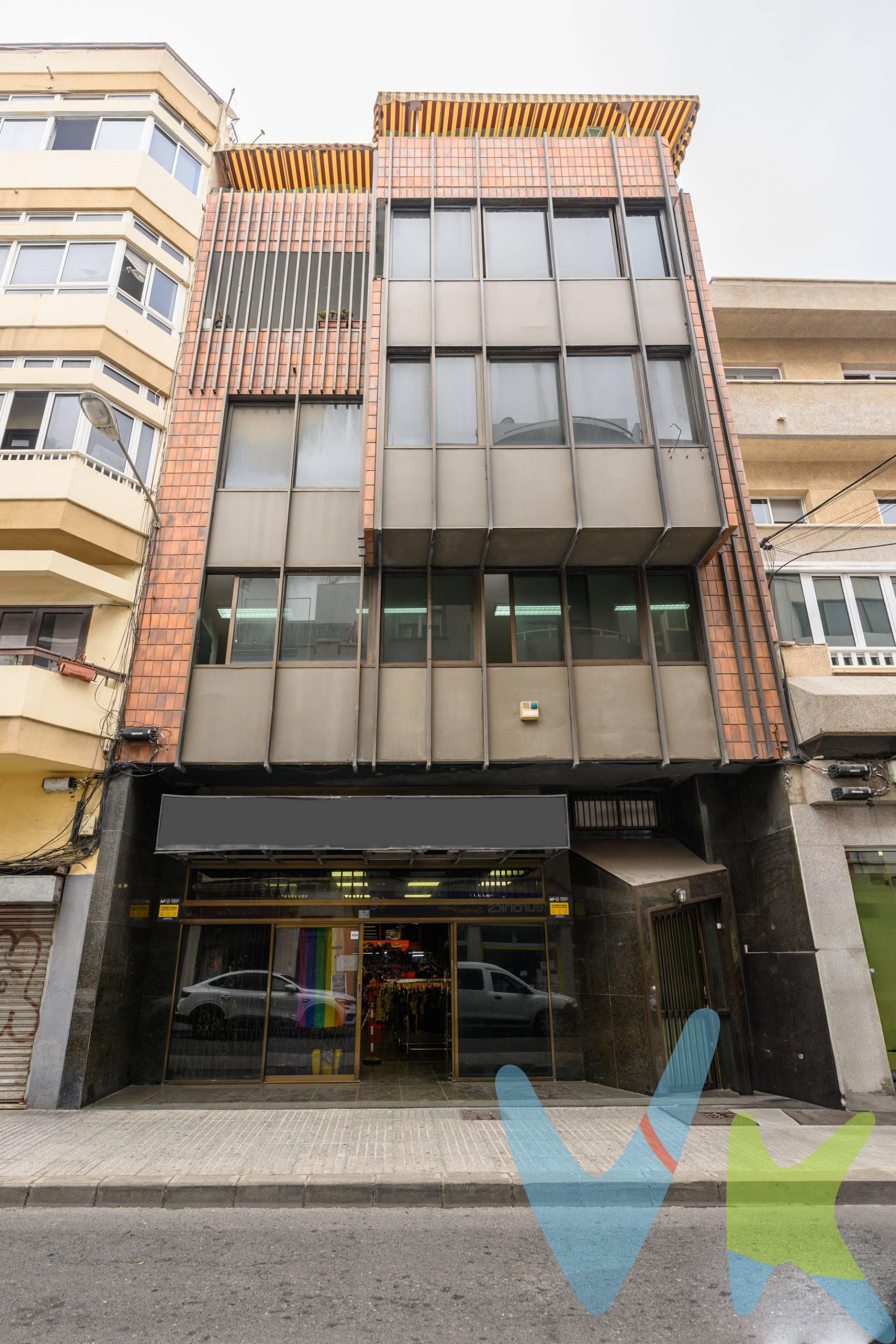 Edificio en venta en la calle La Naval, Las Palmas de Gran Canaria, en el distrito de Puerto - Canteras. A solo unos pasos del famoso paseo de Las Canteras, este barrio está en plena transformación con recientes construcciones de obra nueva, lo que lo convierte en un atractivo destino tanto para uso turístico como residencial. El edificio cuenta con seis plantas con ascensor, ofreciendo una superficie total de 1.121 m² construidos. Dispone de un sótano de 178,11 m², un local comercial de 167,75 m² con altillo de 47,25 m², dos plantas dedicadas a oficinas (178 m² y 182,73 m²), una planta con dos viviendas (66 m² y 84 m², y un ático espectacular con terraza de más de 30 m² y una superficie de 172,51 m². Las distribuciones son espaciosas y luminosas, ideales para cualquier tipo de proyecto. El inmueble ha sido objeto de mejoras recientes en el ascensor, fontanería, electricidad e impermeabilidad de la azotea.  Además, existe la posibilidad de transformar todo el edificio a uso residencial. Ubicado cerca de la mejor playa urbana del mundo y con todos los servicios y ofertas de ocio y restauración al alcance, este edificio es una inversión segura y prometedora. ¡No pierdas esta oportunidad y contáctanos para más información!