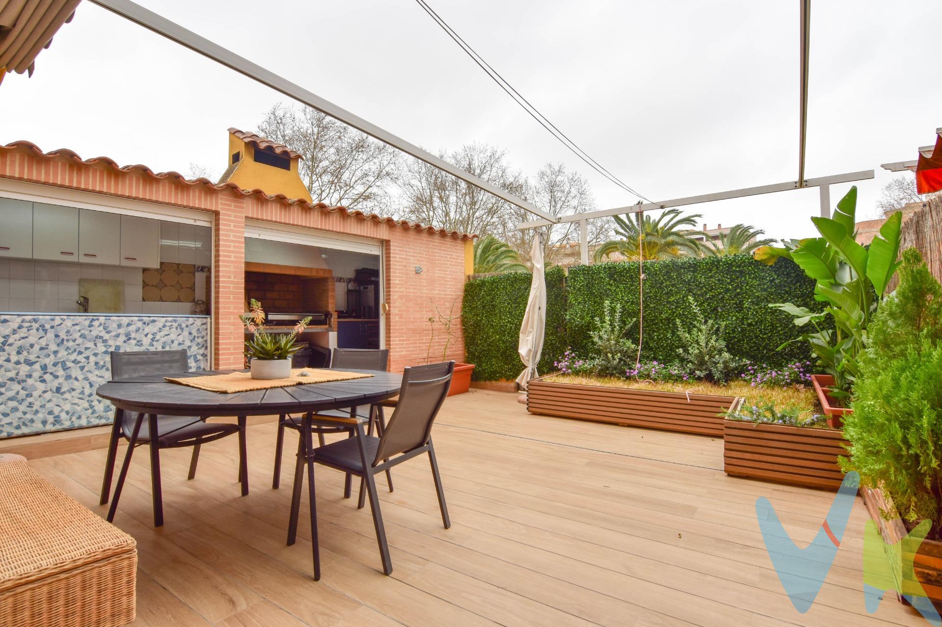 Imagina llegar a casa y encontrar un espacio donde cada rincón invita a disfrutar. Esta vivienda destaca por su amplitud, su luminosidad y una distribución pensada para vivirla plenamente en cada planta. Al entrar desde la terraza de acceso, la casa te recibe con una agradable sensación de luz y espacio. La cocina independiente se conecta cómodamente con el salón-comedor, creando un ambiente funcional para el día a día. El salón, amplio y acogedor, cuenta con chimenea y acceso directo a una gran terraza exterior donde disfrutar del aire libre. Este espacio exterior, con cocina y barbacoa, se convierte en el lugar perfecto para reuniones con familia y amigos durante todo el año. En la primera planta se encuentra la zona de descanso, con un dormitorio principal que dispone de su propio baño en suite y vestidor, aportando privacidad y comodidad. En esta misma planta se distribuyen además tres dormitorios adicionales y otro baño completo, ofreciendo espacio suficiente para toda la familia. La vivienda continúa sorprendiendo en la buhardilla, un espacio versátil que se adapta a diferentes necesidades: zona de juegos, sala de estar, despacho o incluso un dormitorio adicional. Además, cuenta con un aseo y salida a una pequeña terraza que aporta aún más luz natural. En la planta sótano encontramos un amplio garaje con capacidad para varios vehículos, zona de lavadero, trastero y un espacio adicional de estar, todo conectado con la vivienda mediante escalera interior. Una casa con carácter, muy luminosa y con espacios interiores y exteriores pensados para disfrutarla en todas las estaciones del año. Nota: Agencia Registrada con el Nº 1395 en el Registro Obligatorio de Agentes Inmobiliarios de la Comunitat Valenciana, consultable en la web de la Generalitat Valenciana. La oferta está sujeta a cambios de precio o retirada del mercado sin previo aviso. La información contenida en el presente anuncio se facilita a título meramente informativo y no contractual, los datos, descripciones, superficies, imágenes y cualquier otro contenido del mismo pueden estar sujetos a errores u omisiones al ser facilitados por terceros. El precio de venta publicado no incluye los honorarios de intermediación inmobiliaria, ni los impuestos legalmente aplicables (IVA o ITP), ni los gastos derivados de la compraventa, tales como notaría, registro y gestoría, ni aquellos derivados de la financiación, en caso de existir. Por mandato expreso del propietario, este inmueble se comercializa en régimen de exclusiva, garantizando al interesado un acceso completo a la información y una gestión profesional, transparente y sin interferencias de terceros. Se ruega no molestar al propietario, a los ocupantes del inmueble ni a los vecinos. Agentes inmobiliarios con cliente interesado pueden contactar con la agencia para colaborar. Nuestro departamento financiero puede conseguir tu financiación. ¡Consúltanos!