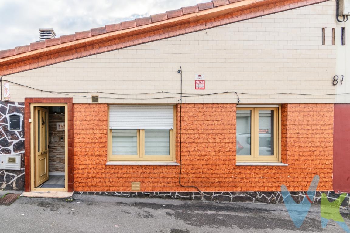 Casa en venta zona Santa Barbara Gijón.¡Vive en la casa de tus sueños! Exclusiva casa diseñada para el máximo confort y disfrute en Gijón.Presentamos esta propiedad que destaca por su excelente aprovechamiento de espacios y sus zonas de ocio exterior. Una vivienda perfecta para quienes buscan calidad de vida y privacidad sin renunciar a estar cerca de la ciudad.Disfruta de una amplia terraza con diseño moderno, ideal para reuniones y momentos de relax. La propiedad cuenta con una versátil casa de aperos que ha sido inteligentemente habilitada como un estudio independiente. Este espacio multifuncional incluye una pequeña cocina y una zona de estar.Espectacular piscina para los meses de verano. El espacio exterior un verdadero lujo.Espacioso salón-comedor conectado con una cocina equipada, un detalle a tener en cuenta es la cocina de leña o carbón que aporta calidez y un toque rustico.La vivienda cuenta con 4 dormitorios, el dormitorio principal ofrece el lujo de un impresionante vestidor totalmente equipado, diseñado para la organización y el confort.Baño completo con plato de ducha con ventana.La planta superior esta perfectamente acondicionada como un espacio diáfano abuhardillado. Actualmente habilitado como habitación, ofrece infinitas posibilidades, sala de cine, juegos, o estudio.Disfruta de una calidad de vida superior gracias a las completas y exclusivas zonas comunes de esta comunidad diseñadas para el ocio, el deporte y las reuniones sociales.Gimnasio comunitario totalmente equipado. Salón Social / Sala de eventos. Un espacioso salón diáfano perfecto para celebrar cumpleaños, reuniones etc.. Muy buena ubicación.A tan solo 10 minutos caminando de El Corte Ingles.La vivienda esta convenientemente comunicada gracias a las paradas de autobús cercanas que ofrecen conexiones directas con el centro de Gijón y otras zonas claves.El rápido acceso a las principales vías de comunicación facilita la entrada y salida de la ciudad.No dudes en contactarnos para agendar una visita y descubrir todo lo que esta propiedad puede ofrecerte.PRECIO DE VENTA SIN GASTOS NI IMPUESTOS INCLUIDOS: El precio de venta no incluye gastos de notaría, registro de la propiedad, gestoría, ni el Impuesto de Transmisiones Patrimoniales (ITP) o el IVA/AJD. 