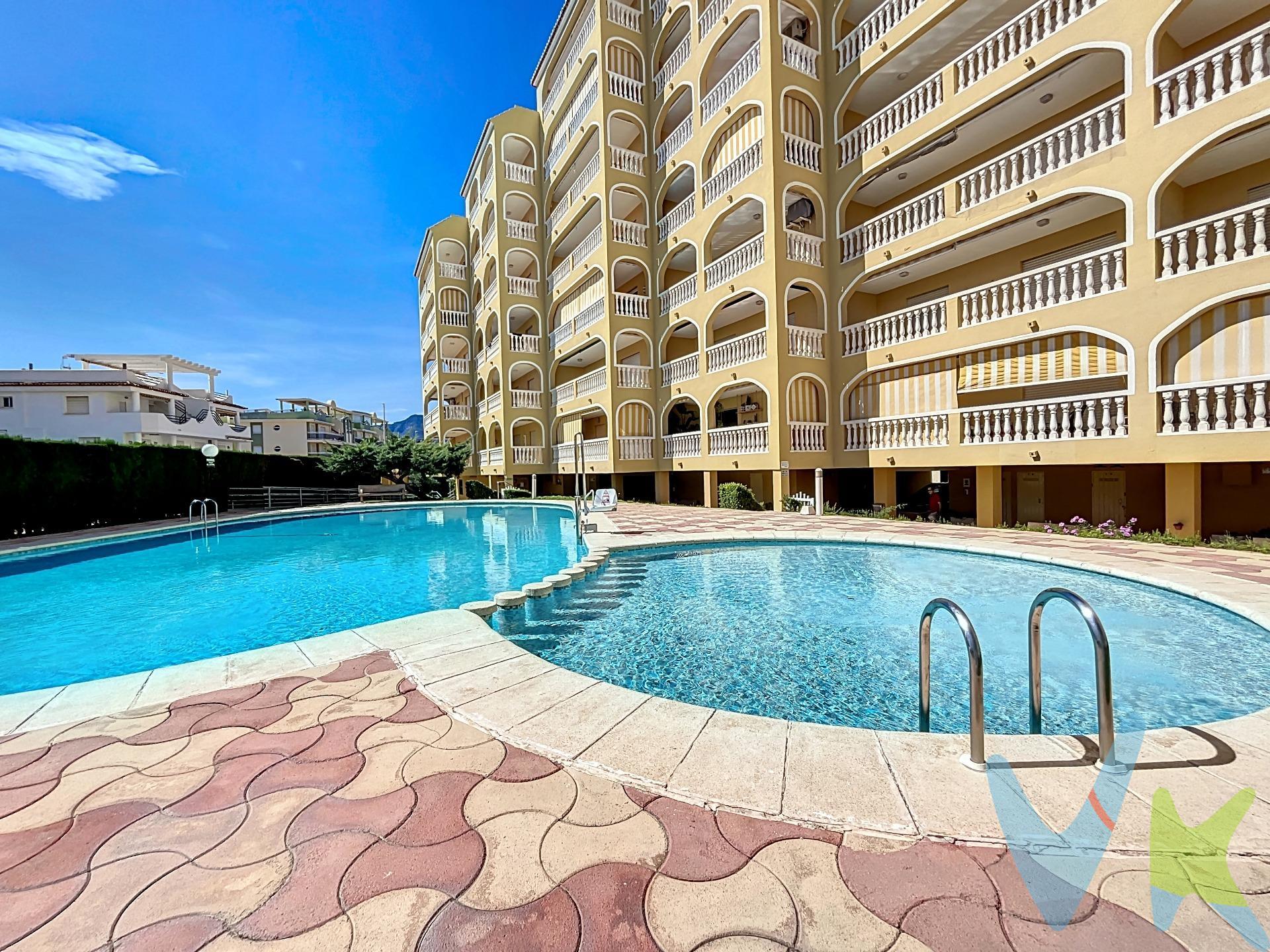 Precioso apartamento en la Urbanización Barlovento 1 - Xeraco. Este magnífico apartamento, ubicado en la sexta planta de un edificio con ascensor, te ofrece todo lo necesario para disfrutar del estilo de vida junto al mar. A menos de un minuto de las majestuosas playas de Xeraco, podrás disfrutar de la brisa marina y las vistas desde la comodidad de tu hogar. La vivienda cuenta con 3 amplias habitaciones dobles con armarios empotrados, 2 baños completos, una cocina con galería y un enorme balcón con impresionantes vistas al mar y al litoral de la Safor. Imagina comenzar cada mañana viendo el amanecer desde tu terraza mientras desayunas con el sonido del mar de fondo. . Además, la urbanización dispone de piscina comunitaria y jardines, ofreciendo un ambiente de relajación. La propiedad también incluye una plaza de parking y un trastero en el precio. Si buscas una vivienda que combine comodidad, vistas espectaculares y proximidad al mar, ¡esta es tu oportunidad!. Contacta para más información y ven a visitarlo. La descripción del presente inmueble e imágenes tienen mero carácter informativo y en ningún caso carácter contractual, pudiendo ser modificados por la inmobiliaria comercializadora sin que ello implique responsabilidad alguna frente a terceros. En el precio de venta a público, esta propiedad NO incluye los gastos de adquisición (Notario, registro, gestión, honorarios, etc…). 