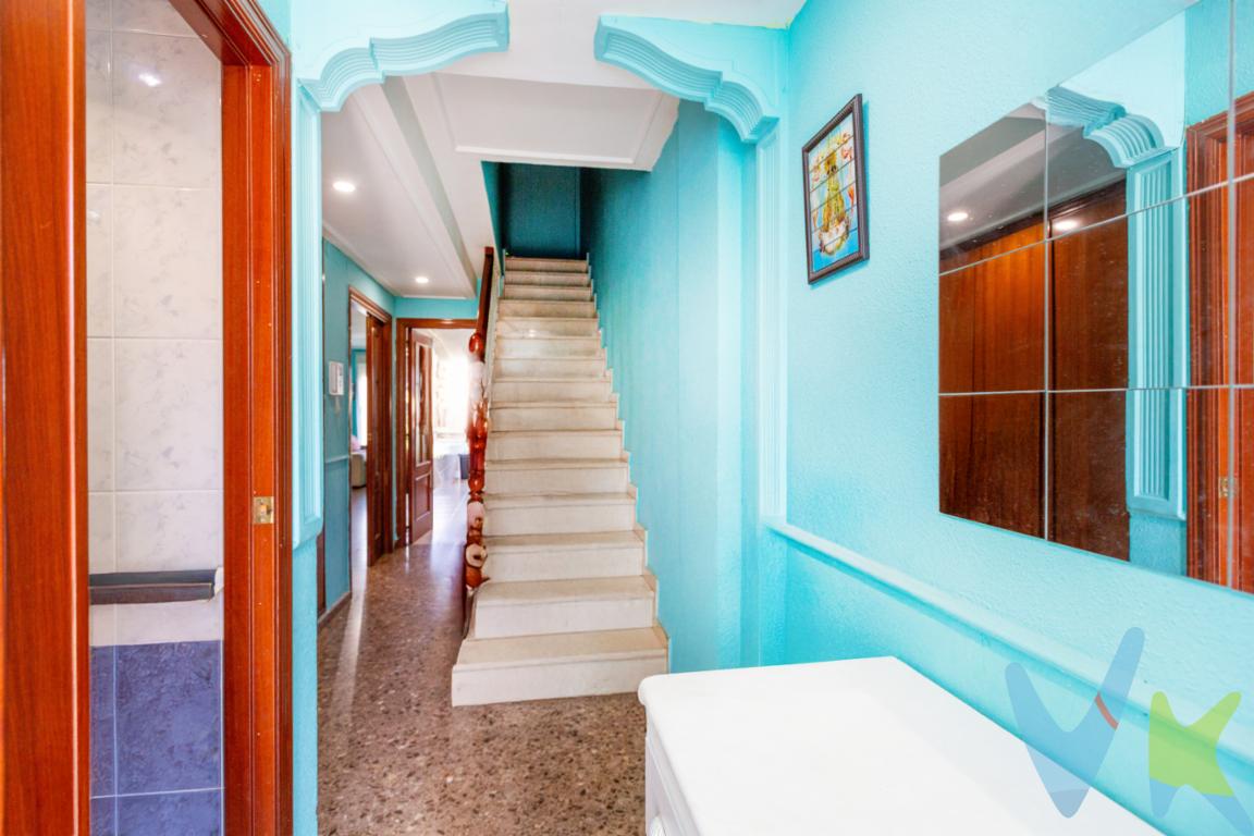  ¡Atención a la oportunidad de vivir en un encantador dúplex en Aldaia!Presentamos un magnífico inmueble en venta que no dejará indiferente a nadie que busque un hogar acogedor y funcional. Este amplio piso dúplex, situado en la tercera y cuarta planta de un edificio con ascensor, se convierte en la opción perfecta para disfrutar de una vida cómoda y relajada en esta acogedora localidad cercana a Valencia.Construido en 1996, el edificio se encuentra en excelentes condiciones y refleja un estilo arquitectónico moderno. La vivienda se extiende por un total de 120 metros construidos, de los cuales 110 metros son útiles, proporcionando un espacio más que suficiente para satisfacer las necesidades de cualquier familia.Al acceder a la vivienda, descubrirá un amplio salón que se baña en luz natural gracias a sus ventanales, creando un ambiente cálido y agradable. Dicho salón es perfecto para reuniones con amigos o para momentos de relajación familiar después de un largo día.La cocina, funcional y completamente equipada, se presenta como el corazón del hogar, donde cocinar se convierte en un auténtico placer. Se ha diseñado para aprovechar al máximo el espacio y ofrece un lugar idóneo para disfrutar de las comidas del día a día.El dúplex cuenta con tres espaciosas habitaciones, cada una de ellas un refugio privado donde desconectar. La amplitud de estas estancias ofrece diversas posibilidades para personalizar y decorar a su gusto, adaptándose a las necesidades de cada miembro de la familia.Además, dispone de un aseo que, con un diseño contemporáneo, destaca por su practicidad. Los acabados actuales de baño invitan a comenzar el día con energías renovadas.Para aquellos que valoran el confort y la seguridad, la propiedad dispone de una plaza de garaje, facilitando de este modo el aparcamiento y la protección del vehículo. Esta característica es especialmente valiosa en zonas urbanas densamente pobladas.Situado en un entorno inmejorable, la ubicación de este dúplex se beneficia de una amplia gama de servicios y comodidades. En las inmediaciones, diversas líneas de autobús aseguran una conexión fluida con el centro de Aldaia y otras zonas cercanas, haciendo que la movilidad no sea un problema.Además, la cercanía a colegios, parques y supermercados convierte a este inmueble en el lugar ideal para familias que buscan establecimiento con una cómoda accesibilidad a todo. La relación calidad-precio de esta propiedad es insuperable en el mercado actual.Si está en busca del hogar que ofrezca todo lo que necesita para vivir cómodamente, sin darse cuenta de que cada característica ha sido cuidadosamente pensada para mejorar su calidad de vida, no dude en visitarlo.La oportunidad de conocer esta maravillosa vivienda le espera, ¡no deje pasar el momento de descubrir el hogar que siempre ha deseado! Con todo lo que necesita a su alcance, este dúplex en Aldaia es una elección que merece la pena considerar. Le invitamos a contactarnos para más información y programar una visita. ¡Seguro que quedará encantado con el que podría ser su futuro hogar!___________________ La comercialización del presente inmueble se realiza en régimen de exclusiva, garantizando a la propiedad una gestión profesional, coordinada y sin interferencias externas. Trabajamos bajo el modelo de exclusiva compartida, colaborando activamente con otras agencias y profesionales que representen a posibles compradores o arrendatarios, con el objetivo de maximizar la difusión y las oportunidades de cierre.Por respeto a la propiedad y a sus ocupantes, se ruega no molestar directamente a propietarios o inquilinos. Para cualquier información adicional, concertar visita o plantear colaboración profesional, deberán dirigirse exclusivamente a nuestra oficina.La información contenida en este anuncio (incluyendo superficies, distribución, características, imágenes, planos y precios) tiene carácter meramente informativo y orientativo, no contractual, pudiendo estar sujeta a modificaciones, errores u omisiones sin previo aviso. Las superficies indicadas son aproximadas y no tienen carácter vinculante.El precio publicado no incluye impuestos ni gastos derivados de la operación (ITP, IVA, AJD, notaría, registro, gestoría u otros que legalmente correspondan).En caso de compraventa, los honorarios de intermediación inmobiliaria no están incluidos en el precio y serán satisfechos por la parte compradora de forma independiente, salvo pacto distinto.En caso de arrendamiento, la renta indicada no incluye suministros ni otros gastos repercutibles salvo indicación expresa en el anuncio. Las condiciones económicas y jurídicas definitivas se establecerán en el correspondiente contrato conforme a la normativa vigente. Los honorarios profesionales se aplicarán conforme a la legislación en vigor en el momento de la formalización del contrato.La propiedad podrá ser retirada del mercado o modificada en sus condiciones sin previo aviso, estando la oferta sujeta a disponibilidad.  