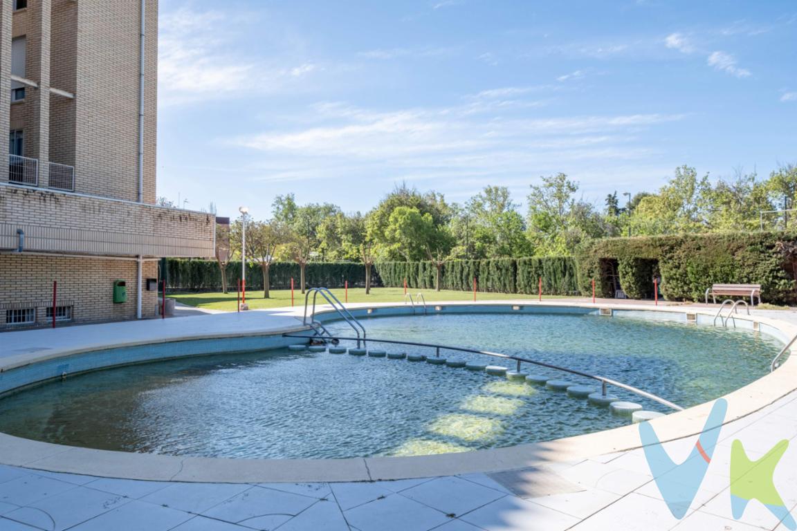 Vivir rodeado de zonas verdes, con piscina, área infantil y deportiva, y la tranquilidad de una comunidad cuidada… suena bien, ¿verdad?. En c/Viñedo Viejo, Casablanca. Esta vivienda lo reúne todo para disfrutar de una vida cómoda, práctica y llena de bienestar. Cuenta con 4 dormitorios con armarios empotrados, 2 baños, y una amplia cocina-comedor con galería, pensada para compartir momentos en familia. El salón es luminoso y acogedor, ideal para desconectar al final del día. Además, incluye plaza de garaje y trastero en la misma finca, porque el confort también se mide en detalles que hacen la vida más fácil. La vivienda se encuentra en muy buen estado de conservación, lista para entrar a vivir y disfrutar desde el primer día. Si buscas amplitud, zonas comunes para disfrutar al aire libre y una vivienda que combine comodidad y calidad, aquí tienes la oportunidad que estabas esperando.