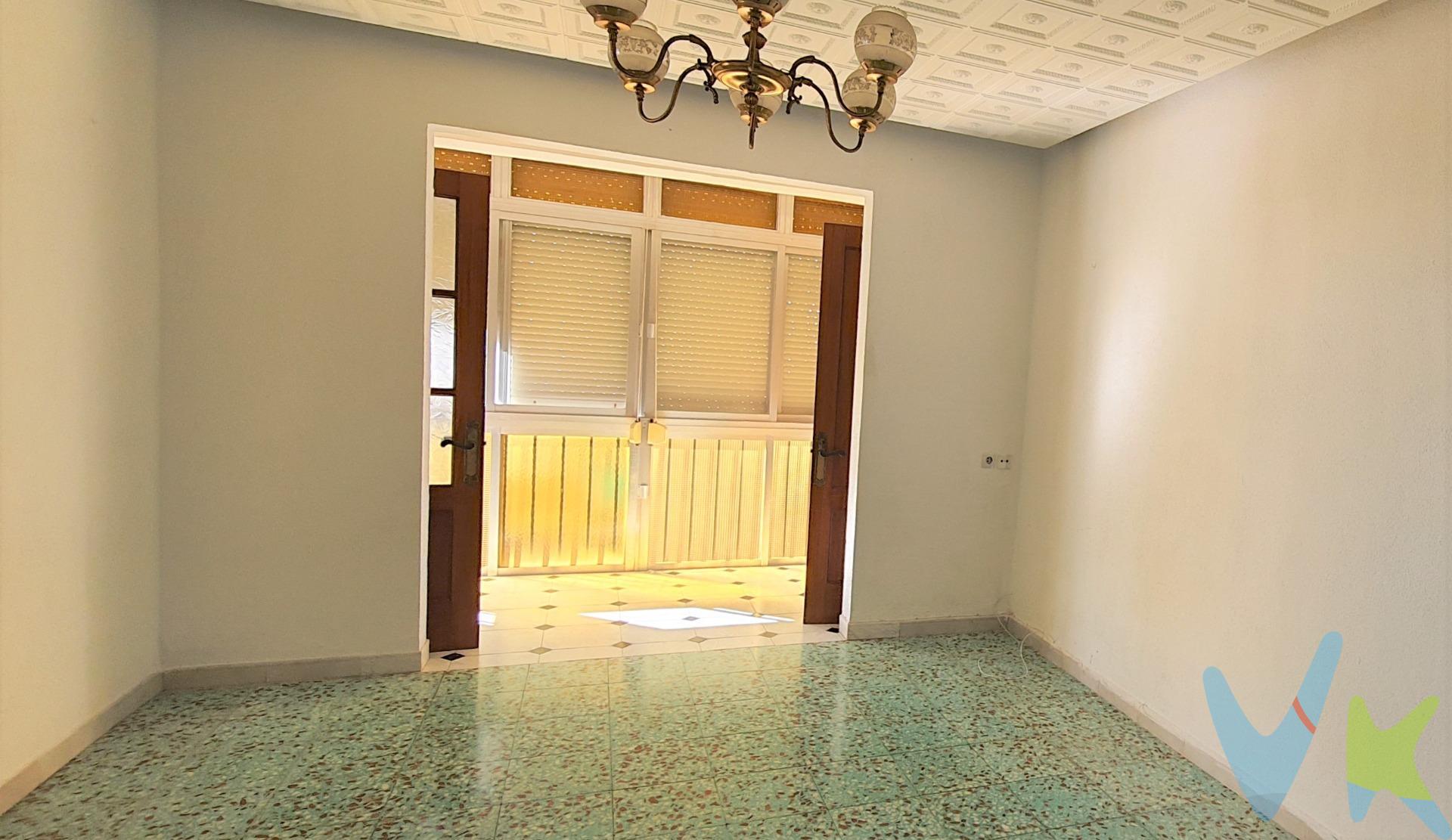 BUENA INVERSIÓN! VIVIENDA ARRENDADA, CON UNA ESTUPENDA RENTABILIDAD. Piso en planta segunda, actualmente arrendada, generando una buena rentabilidad. El arrendatario tiene un excelente comportamiento de pago. Consta de  Hall, Salón, cuarto de baño, cocina  y dos dormitorios. Todas las estancias son exteriores. Incluso el cuarto de baño tiene ventana. --------------------------------------------------------------------------------------------. Por mandato expreso del propietario, comercializamos este inmueble en exclusiva, lo que le garantiza el acceso a toda la información, a un servicio de calidad, un trato fácil, sencillo y sin interferencias de terceros. Por este motivo, se ruega no molestar al propietario, a los ocupantes de la propiedad o a los vecinos. Muchas gracias por su comprensión. INFORMACIÓN IMPORTANTE:. -	En segundas transmisiones indicar lo siguiente: Operación sujeta a ITP, cuyo tipo general es del 7% respecto al precio de venta, pero que en casos especiales se puede ver reducido al 6% o 3,5% en virtud de lo dispuesto en el Ley 5/2021, de 20 de octubre, de Tributos Cedidos de la Comunidad Autónoma de Andalucía. -	El comprador, en caso de que querer adquirir la vivienda a través de la agencia, deberá abonar a ésta unos honorarios que ascienden al 3,50 % del precio de la compraventa, más IVA del 21%. -	Los gastos aproximados de Notaría y Registro se cifran entre 500,00 € y 900,00 €, el importe. exacto dependerá del precio final de la compraventa, número de copias de la escritura, número de páginas de la escritura, complejidad, etc, en virtud de lo dispuesto en el Anexo I del Real Decreto 1426/1G8G, por el que se aprueba el arancel general de Notaría, y el Anexo I del Real Decreto 1427/1G8G, por el que se aprueba el arancel de los Registradores de la Propiedad. -	En caso de necesidad de financiación bancaria para la compra, los gastos de la misma deberán ser obtenidos de la entidad bancaria que vaya a financiar la operación. -	Se hace constar que la agencia efectúa una labor de intermediación, y que las condiciones finales de la compraventa quedan sujetas a la aceptación expresa de la parte vendedora y a la ulterior formalización del contrato. Muchas gracias. . 