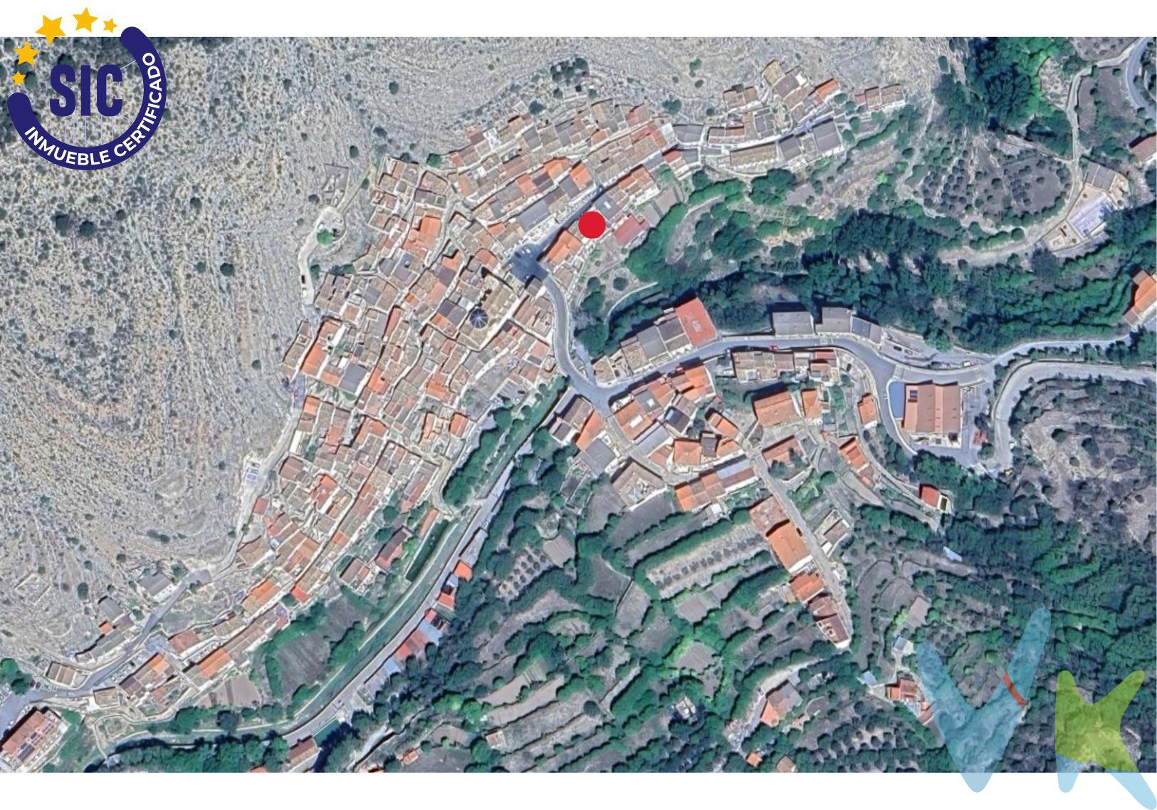 Terreno Urbano con Proyecto Básico en Venta – Oportunidad de Inversión en Cortes de Pallás. Se ofrece en exclusiva un terreno urbano de 167 m² situado en pleno núcleo urbano de Cortes de Pallás, una localidad en auge tanto por su atractivo turístico como por el creciente desarrollo de infraestructuras energéticas en la zona. El terreno se vende con un proyecto básico que contempla la construcción de un edificio con 9 viviendas y locales comerciales en planta baja. La edificación proyectada da frente a la plaza principal, donde la normativa urbanística permite planta baja más dos alturas. Además, la fachada posterior del edificio da a un barranco, lo que ofrece la posibilidad de desarrollar niveles adicionales por debajo del nivel de acceso desde la plaza, incrementando así la edificabilidad efectiva y el potencial de rendimiento de la promoción. Características principales:. ●	Superficie del solar: 167 m². ●	Proyecto básico incluido: 9 viviendas + locales comerciales. ●	Frente a la plaza, con posibilidad de edificar PB + 2 alturas. ●	Posibilidad de niveles adicionales en la fachada trasera (vistas al barranco). ●	Zona con alta demanda de vivienda por turismo y trabajadores desplazados. ●	Emplazamiento estratégico en entorno natural y con todos los servicios. Cortes de Pallás es una localidad con gran encanto natural, ideal para turismo rural, senderismo y actividades de montaña. La reciente implantación de proyectos energéticos está atrayendo a numerosos trabajadores a la zona, generando una demanda estable de alojamiento. Una oportunidad ideal para promotores e inversores que buscan un proyecto listo para desarrollar con alto potencial de rentabilidad tanto en alquiler turístico como residencial. . La descripción del presente inmueble e imágenes tienen mero carácter informativo y en ningún caso carácter contractual, pudiendo ser modificados por la inmobiliaria comercializadora sin que ello implique responsabilidad alguna frente a terceros. En el precio de venta a público, esta propiedad NO incluye los gastos de adquisición (Notario, registro, gestión, honorarios, etc…).