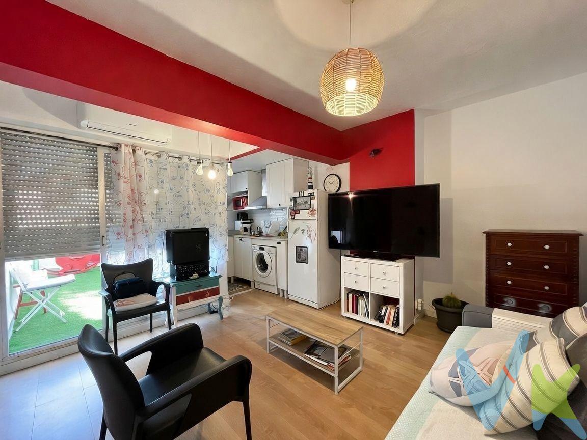 ¿Te imaginas despertar cada mañana con la brisa del Mediterráneo y terminar el día contemplando la majestuosidad del castillo de Cullera desde tu propia terraza? Este fantástico ático no es solo una vivienda, es el escenario perfecto para tu nueva vida. . Ubicado en el cotizado barrio de San Antonio, una de las zonas más exclusivas y demandadas de Cullera, disfrutarás de la tranquilidad perfecta sin renunciar a tener el mar, parques y todos los servicios a un paso de tu puerta. Te presentamos una propiedad en estado excelente, lista para entrar a vivir. Se trata de un ático de 61 m² construidos situado en una 10ª planta con ascensor. Su envidiable orientación Este garantiza una magnífica iluminación natural durante todo el día. La vivienda se entrega totalmente amueblada y cuenta con un baño completo con plato de ducha, armarios empotrados y una cocina americana perfectamente equipada. Sus acabados aseguran tu máximo confort: dispone de aire acondicionado con bomba de frío/calor, suelos de gres, puertas pintadas en blanco y ventanas de aluminio/Climalit que garantizan un aislamiento térmico y acústico inmejorable. Además de sus vistas despejadas a la montaña, harán una delicia los atardeceres, y en su terraza podras poner una barbacoa y disfrutar de una magnificas decenas o comidas con amigos o solo, eso ya lo eliges tu!. No dejes escapar la oportunidad de invertir en calidad de vida en plena Avenida Blasco Ibáñez. Un ático con estas vistas vuela rápido. ¡Contáctanos y ven a sentir la magia de tu nuevo hogar!. VENTA:. PVP 219.000€. Gastos e impuestos no incluidos en el precio. La compra conlleva impuestos y gastos de formalización para el comprador. A título orientativo se informa que en segundas transmisiones el ITP con carácter general en Valencia es del 9%, pudiendo existir otros tipos impositivos atendiendo a las circunstancias personales del comprador u otras circunstancias previstas legalmente. Base imponible del impuesto el mayor valor entre el precio de compraventa, la tasación o el valor de referencia catastral. En cuanto a los gastos de notaría y registro, en su caso, suelen oscilar aprox. entre 1,5% y 2,5% (aranceles variables según precio, n.º de copias y complejidad). El comprador elige notario. Si el comprador precisase de hipoteca: tasación, condiciones y costes bancarios serán según entidad elegida por el comprador, así como los gastos de gestoría, y cualesquiera otros gastos inherentes a la formalización de la compraventa que legalmente correspondan a la parte compradora, salvo pacto expreso en contrario con el vendedor. El consumidor tiene, conforme a la normativa vigente, a su disposición información y documentación adicional relativa al inmueble y condiciones de la compraventa, que podrá ser consultada en C/Joaquín Costa 4, bajo 46005 Valencia o urbe2@remax.es. Honorarios de mediación inmobiliaria a cargo del COMPRADOR: (3% del precio final de venta más IVA (21%), salvo otro pacto.); y de VENDEDOR (según acuerdo con el mismo). Se informa al consumidor que la agencia actúa como intermediaria inmobiliaria en la operación, estando cualquier eventual compraventa y sus condiciones sujeta a la aceptación expresa del propietario-vendedor y a la posterior formalización del correspondiente contrato.