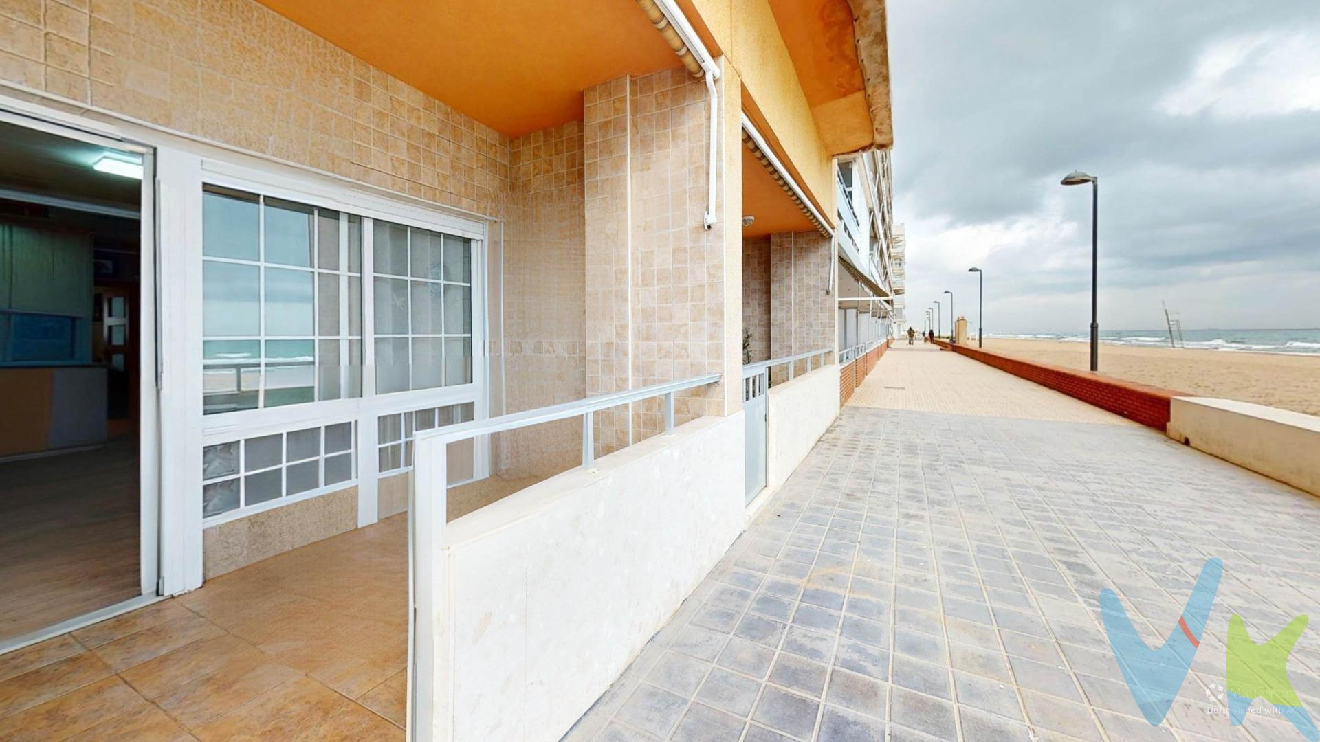 Se vende bonita vivienda en la playa del Perellonet, vivienda de 1 habitación con gran armario empotrado vestido y un baño con ducha, bonita cocina integrada en salón completamente equipada, la vivienda se vende amueblada, si quieres disfrutar de unos bonitos atardeceres en tu terracita a pie de playa ven a ver esta bombonera a tan solo 20 minutos de Valencia. Dispone de plaza de GARAJE incluida en el precio y un pequeño trastero en la misma plaza, se encuentra en la calle de al lado.  Valor I.B.I. 99.86€. Si quieres verlo llámanos y organizamos una visita. . Agencia Registrada con el nº 1620 en el Registro Obligatorio de Agentes Inmobiliarios de la Comunitat Valenciana, según el DECRETO 98/2022, de 29 de julio, del Consell, por el que se regula el Registro de Agentes de Intermediación Inmobiliaria de la Comunitat Valenciana. Por mandato expreso del propietario, comercializamos este inmueble en exclusiva, lo que garantiza el acceso a toda la información, a un servicio de calidad, un trato fácil, sencillo y sin interferencias de terceros. Por este motivo se ruega no molestar al propietario, a los ocupantes de la propiedad, conserje o a los vecinos.