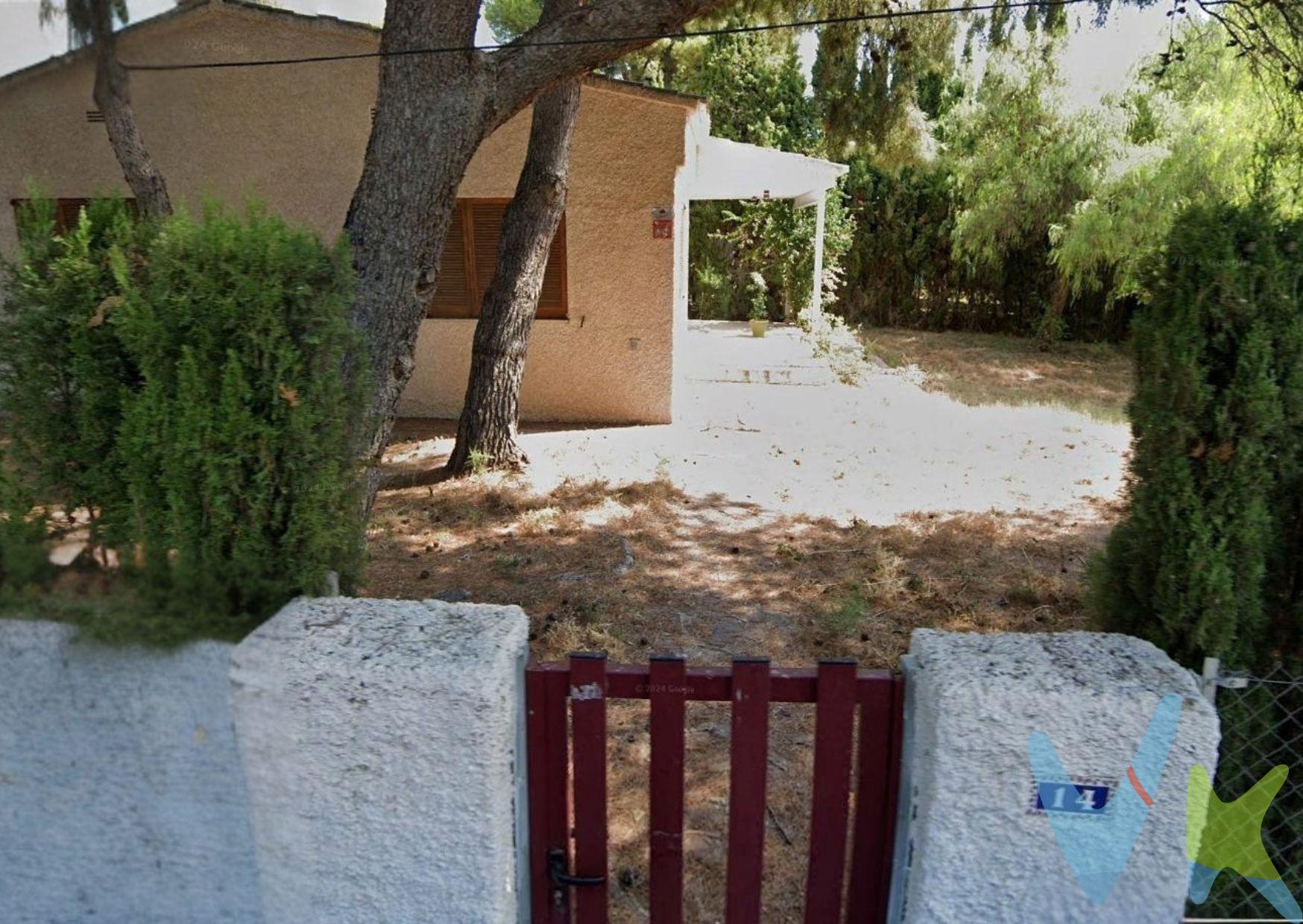 Estupenda villa en la zona entre la playa en la zona de la escuela de vela y el pueblo, con acceso a través de la ruta verde; tiene una construcción del año 1975 de buena calidad y la villa es de una sola planta con una distribución muy cómoda y con muchas posibilidades de reforma; tiene un porche en orientación este y una pequeña construcción que se utilizaba como garaje cerrado y como trastero en la parte oeste; la parcela rodea la villa y tiene una extensión de 700 metros con lo que hay posibilidad de hacer una piscina y aún quedaría una amplía zona verde con arbolado. La vivienda tiene acceso en dos orientaciones y se distribuye en comedor, cocina, paso, cuatro habitaciones y dos baños, tal y como se puede observar en el plano que adjuntamos. Es ideal para vivir todo el año; les presentamos una posible reforma moderna y funcional que hace de esta villa un hogar ideal para disfrutar de ella y de la tranquilidad de Benicasim sin perder todos los servicios a su alcance.