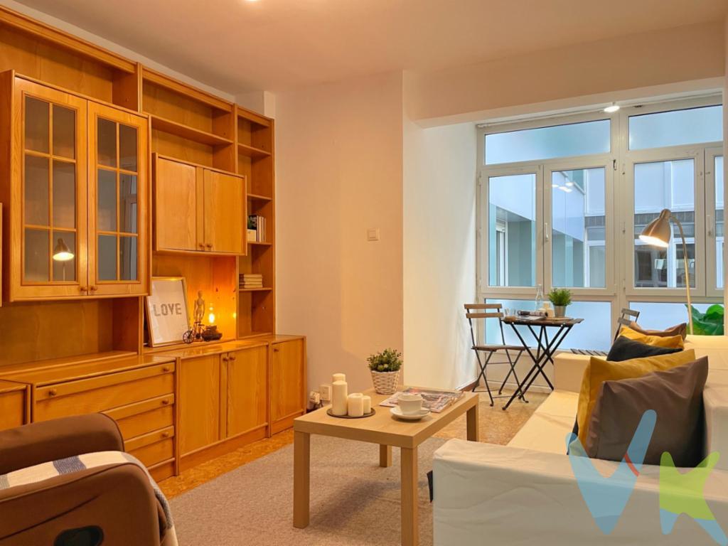  **Exclusiva Oportunidad en La Arena: Piso en Venta en Gijón**Nos complace presentar ,piso en venta ubicado en la prestigiosa zona de La Arena, en Gijón. Este inmueble ofrece a sus futuros propietarios un espacio cómodo y acogedor, ideal para aquellos que buscan el hogar perfecto en un entorno urbano bien comunicado y de fácil acceso.Situado en la cuarta planta de un edificio construido en 1969, el piso cuenta con un amplio  ascensor  y portal completamente reformado sin Barreras arquitectónicas, que facilita el acceso cómodo a todas las plantas, mejorando la experiencia de los residentes al llegar a casa. Dispone de  tres habitaciones, Salón amplio ,Cocina independiente y 2 Baños perfectamente diseñado para maximizar el confort y la privacidad de sus habitantes. La ubicación del piso es simplemente inmejorable ya que la zona de La Arena es conocida por su tranquilidad, seguridad y proximidad a una gran cantidad de servicios y comodidades.La playa de San Lorenzo, una de las más emblemáticas de Gijón, está también a unos pasos de  distancia, invitando a disfrutar de relajantes paseos, actividades al aire libre y el suave clima que caracteriza a la región.La Arena es una de las zonas mejor valoradas de Gijón, perfecta para quienes valoran un entorno urbano dinámico pero cercano al mar. Este piso cuenta con un valor añadido poco común: una práctica área cercana donde es posible detenerse unos minutos para carga y descarga. Ideal para facilitar mudanzas, compras o el día a día, sin renunciar a la comodidad de vivir en una zona con  todos los servicios a mano.Este piso es una opción destacada que no dejará indiferente a aquellos que buscan una inversión repleta de potencial y en una ubicación estratégica.Visitar este inmueble es el primer paso hacia una nueva etapa llena de posibilidades. Si está interesado en descubrir todo lo que este piso tiene para ofrecer, lo invitamos cordialmente a concertar una visita. Nuestro objetivo es ayudarle a encontrar el hogar que siempre ha deseado, sus oportunidades futuras comienzan aquí, en un piso maravilloso en el corazón de La Arena.El precio NO incluye: Impuestos, gastos de Notaría, registro y honorarios de los servicios contratados por los compradores a la Agencia Inmobiliaria.A título orientativo, en segundas transmisiones, el comprador abonará el Impuesto sobre Transmisiones Patrimoniales (ITP). Para consultar los porcentajes del ITP en Asturias puede hacerlo a través de la web oficial de servicios tributarios del Principado de Asturias https://sede.tributasenasturias.es/sites/sede/default/es_ES/Que-quieres-hacer/Transmisiones-Patrimoniales-y-AJD. La base imponible será el mayor valor entre precio de compraventa, tasación o valor de referencia catastral. Gastos de notaría y registro según aranceles variables según precio, número de copias y complejidad.El comprador escoge libremente notario. El vendedor asume la plusvalía y el resto de gastos son del comprador. Si se precisa hipoteca: Tasación, condiciones y costes bancarios según entidad elegida por el comprador; así como los gastos de gestoría y cualesquiera otros inherentes a la formalización de la compraventa. De acuerdo con la ley, no se incluyen en el precio otros gastos o tributos que legalmente correspondan al comprador. El consumidor tiene derecho, conforme a la normativa vigente, a disponer de información y documentación adicional relativa al inmueble y condiciones de la compraventa, accesible en la sede física de la Agencia Eurocasa Gijón, en Santa Doradía, nº 14-Bajo, en Gijón, o a través del correo electrónico info@eurocasagijon.com. La agencia actúa exclusivamente como intermediaria en la operación. Cualquier compraventa y sus condiciones quedan sujetas en todo caso a la aceptación expresa del vendedor del inmueble y a la posterior formalización del correspondiente contrato. El presente anuncio tiene carácter meramente informativo; la información suministrada se corresponde con la disponible a la fecha de publicación, pudiendo variar en función de las circunstancias o actualizaciones legales, contractuales y fiscales.  