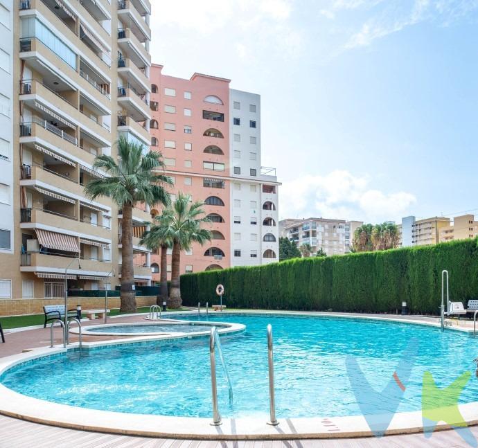 Descubre este magnífico apartamento ubicado en Oropesa del Mar, específicamente en la codiciada zona de Playa De La Concha. Con una superficie de 60 m² útiles de los cuales 11 son de terraza., esta propiedad se presenta como una oportunidad única para aquellos que buscan el equilibrio perfecto entre comodidad y cercanía al mar. El inmueble cuenta con dos habitaciones dobles perfectamente distribuidas sin pasillos innecesarios, lo que maximiza su funcionalidad. Orientado hacia el norte, disfrutarás de vistas despejadas mientras te relajas a solo 300 metros del océano Mediterráneo. Además, incluye plaza de parking privada para tu conveniencia y seguridad. Este residencial bien mantenido ofrece todo lo necesario para vivir cómodamente o invertir en un entorno privilegiado cerca del mar y con piscina comunitaria. Los metros útiles son aproximados. Este inmueble es en exclusiva, con lo que le facilitamos cualquier información sobre la vivienda. Por este motivo, solicitamos no molesten al propietario, ocupantes de la propiedad, vecinos o conserje de la comunidad. . Muchas gracias por su comprensión. El precio indicado puede sufrir variaciones. En todos los casos los precios expuestos son más impuestos y gastos derivados de la transmisión del inmueble . La operación esta sujeta al Impuesto de Transmisiones Patrimoniales (ITP), cuyo tipo general es del 9%, gastos de Notaría, Registro de la Propiedad y en su caso, gestoría.