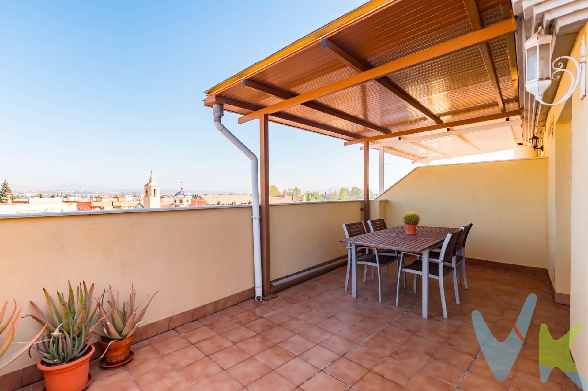 Crea el hogar que siempre has soñado. Imagina empezar cada día con la luz entrando a raudales y terminarlo disfrutando del aire libre en tu propia terraza privada. Este exclusivo ático dúplex te invita a vivir cada momento de una forma especial. En la planta inferior encontrarás dos amplias habitaciones dobles, espacios pensados para el descanso y la tranquilidad, junto a un cuarto de baño con ducha. La planta superior es el verdadero corazón de la vivienda: un acogedor salón con cocina completamente equipada que se abre a una espectacular terraza de 25 m². Un espacio único, con vistas despejadas, perfecto para cenas al aire libre, reuniones con amigos o simplemente desconectar. Además, cuenta con barbacoa, ideal para disfrutar de inolvidables veladas. Un hogar donde cada rincón invita a quedarse. Opcionalmente dispone de un local destinado a garaje/trastero en el mismo edificio. 🔑 Comercialización en multidifusión. Por mandato expreso del propietario, este inmueble se comercializa en multiexclusiva, lo que garantiza un acceso completo a la información, un servicio profesional y una gestión ordenada, sin interferencias de terceros. Si eres agente inmobiliario y tienes un cliente interesado, estaremos encantados de colaborar. Contáctanos sin compromiso. 🤝 Una compra tranquila y bien acompañada. Al contactar directamente con nosotros, evitarás molestias innecesarias a la propiedad. Nos encargamos de toda la intermediación, facilitándote la documentación, la información necesaria y un trato cercano, claro y sin complicaciones. Te informaremos con total transparencia de todos los aspectos de la compra, incluidos gastos y honorarios de agencia para que tomes decisiones con calma y seguridad. Nuestra forma de trabajar se basa en algo muy sencillo:. A continuación, te informamos de los gastos de compra no incluidos en el precio, para garantizar un proceso claro y tranquilo:. PVP: 149.000€. No incluye gastos, impuestos y demás gastos legalmente correspondan al comprador: ITP del 7,75% con carácter general; existen excepciones según normativa aplicable (1). Base imponible el mayor valor entre el precio de venta o el valor referencia catastral. Gastos Notaría y Registro: 1.200€ aprox. según complejidad y aranceles vigentes (2). Financiación: gastos de hipoteca, tasación y gatos bancarios a cargo del comprador, según su necesidad y elección. Servicio doble de intermediación: Honorarios inmobiliaria a cargo del comprador: 3% precio final, más IVA (21%), salvo acuerdo contrario tras negociación, no incluidos en PVP. Operación y condiciones de compraventa sujeta a aceptación expresa del vendedor. Para acceder a información y documentación legalmente exigible por el consumidor: https://www.inmotasa.es/consumidor/. (1) Para una información exhaustiva sobre el funcionamiento, tipos impositivos y bonificaciones del ITP en la Región de Murcia, puedes consultar el portal oficial de la Agencia Tributaria Autonómica en el siguiente enlace: agenciatributaria.carm.es/ITPAJD. (2) Tarifas notariales y registrales reguladas en Anexo I Del Real Decreto 1426/1989 y, Anexo I Del Real Decreto 1427/1989, respectivamente. 