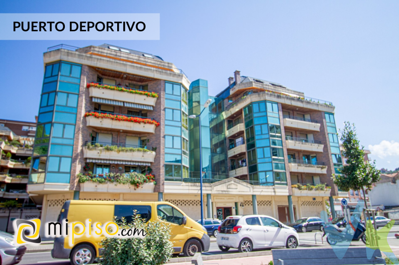 PISO LAREDO EN PUERTO DEPORTIVO. Inmobiliaria Mi Piso les presenta en exclusiva esta fantastica propiedad. Una vivienda perfectamente conservada y con muy buenas dimensiones, que mantiene una armonia general en todas las estancias. 
Ademas de ser una vivienda acojedora se encuentra ubicada en el corazón del puerto deportivo de Laredo, donde tendrás todos los servicios a tu alcance.
Su distribución es practica y funcional con un salón comedor amplio con salida a una preciosa y amplia terraza de unos 40m , ideal para su disfrute tanto en la temporada de verano, como en la de invierno, por tener parte de su estancia cubierta ademas de tener unas vistas preciosas al puerto. La cocina es independiente, cuenta con un cuarto de baño de cortesia con bañera y otro cuarto de baño completo con hidromasaje incorporado en la habitación principal la cual dispone de un amplio armario empotrado y salida a la terraza. También cuenta con otras dos habitaciones con sus respectivos armarios empotrados.
El piso esta climatizado con calefacción por radiadores y amueblado para entrar a vivir.
Descubre la felicidad de vivir en un hogar con todas las prestaciones en el centro de nuestra villa marinera.