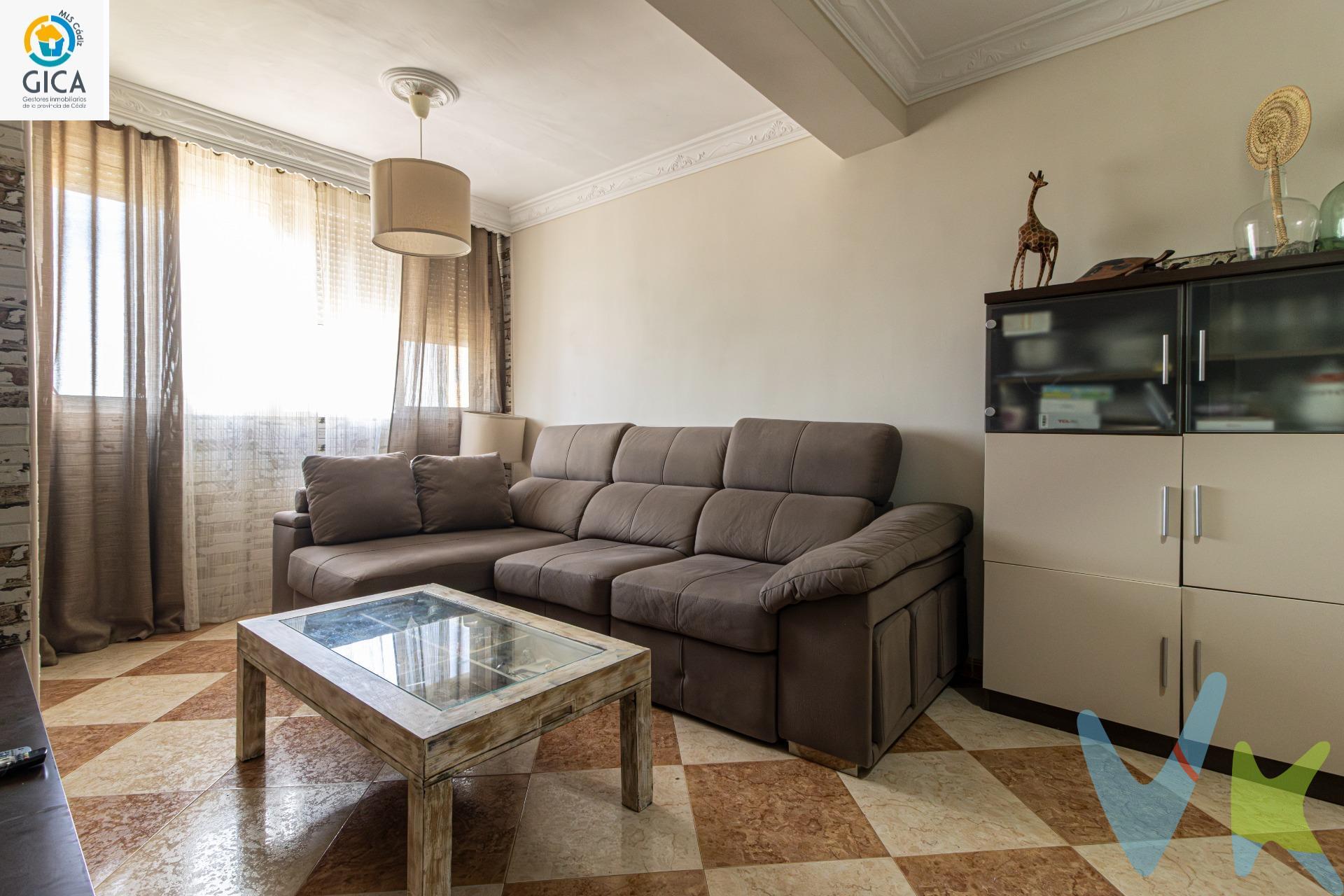 Presentamos esta maravillosa propiedad que cuenta con 3 dormitorios equipados con armarios empotrados, ofreciendo así un óptimo espacio de almacenamiento. El salón-comedor se destaca por su luminosidad y está climatizado mediante aire acondicionado, garantizando confort durante todo el año. La cocina está completamente amueblada e incluye algunos electrodomésticos esenciales para facilitar las tareas diarias. Además, dispone de un práctico lavadero y un baño exterior equipado con placa de ducha moderna. Se entrega semiamueblado. El edificio cuenta con ascensor lo cual proporciona una mayor comodidad a sus residentes. Este inmueble se encuentra en buen estado general, listo para ser habitado sin necesidad de realizar reformas significativas. Ubicada estratégicamente cerca de centros médicos y servicios básicos importantes. La propiedad ofrece fácil acceso a diversas direcciones facilitando la movilidad dentro del área metropolitana. ¡LLÁMANOS!. Informamos a nuestros clientes de que los gastos de notaría, registro, gestoría, impuestos y los honorarios de la agencia no están incluidos en el precio. A su vez, disponemos del documento informativo abreviado de la propiedad (según decreto 218/2005, del 11 de octubre) y de seguro de caución, para la protección del dinero entregado como señal para la reserva de una vivienda. Por mandato expreso del propietario, comercializamos este inmueble en exclusiva, lo que le garantiza el acceso a toda la información, a un servicio de calidad, un trato fácil, sencillo y sin interferencias de terceros. Por este motivo, se ruega no molestar al propietario, a los ocupantes de la propiedad o a los vecinos. Muchas gracias por su comprensión. 