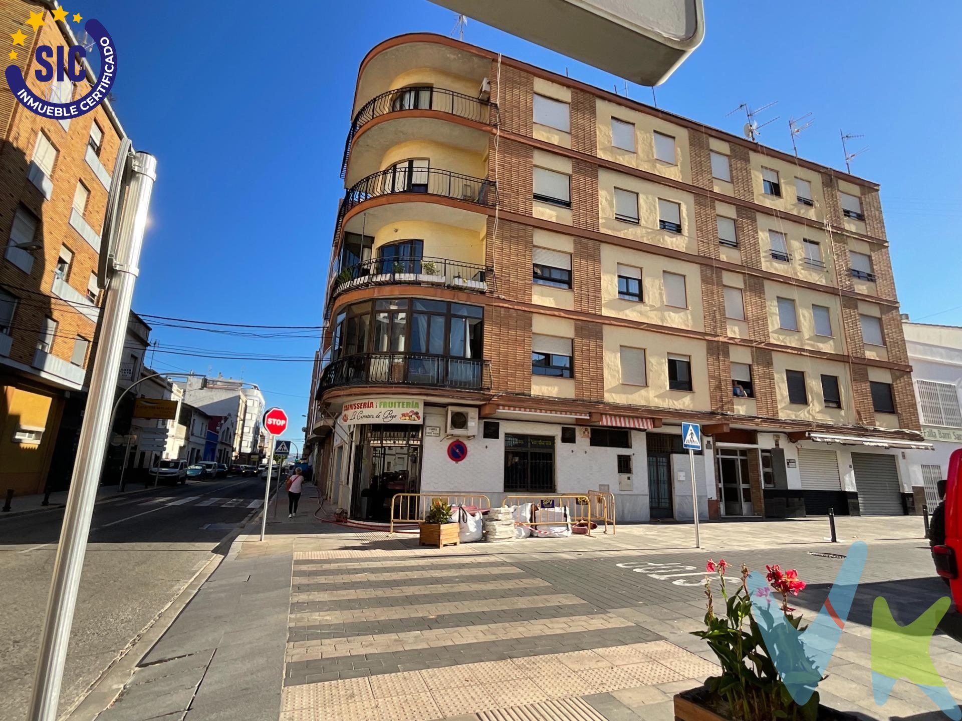 ¡Descubre este hermoso piso reformado situado en el corazón de Oliva, cerca de la emblemática Iglesia de San Francesc! 🏡 Con una superficie construida de 82 m² y útil de 72 m², esta propiedad destaca por su luminosidad gracias a su orientación Este-Oeste.  La vivienda cuenta con un total de cuatro habitaciones: dos dobles y dos sencillas, perfectas para adaptarse a tus necesidades familiares o como espacios versátiles. Además, dispone de un baño completo que combina funcionalidad y estilo moderno 🚿. Ubicado en la cuarta planta (sin ascensor), tendrás privacidad absoluta y vistas despejadas desde tu hogar; ¡lo mejor es que está totalmente exterior! 🌳 A tan solo 2500 metros del mar 🏖️, podrás disfrutar tanto del ambiente urbano como las hermosas playas cercanas sin renunciar al confort diario. Uno los mejores precios disponibles actualmente en el mercado inmobiliario local 💰✨ No pierdas la oportunidad única de hacerte con esta joya residencial ideal ya sea como primera vivienda o inversión. 