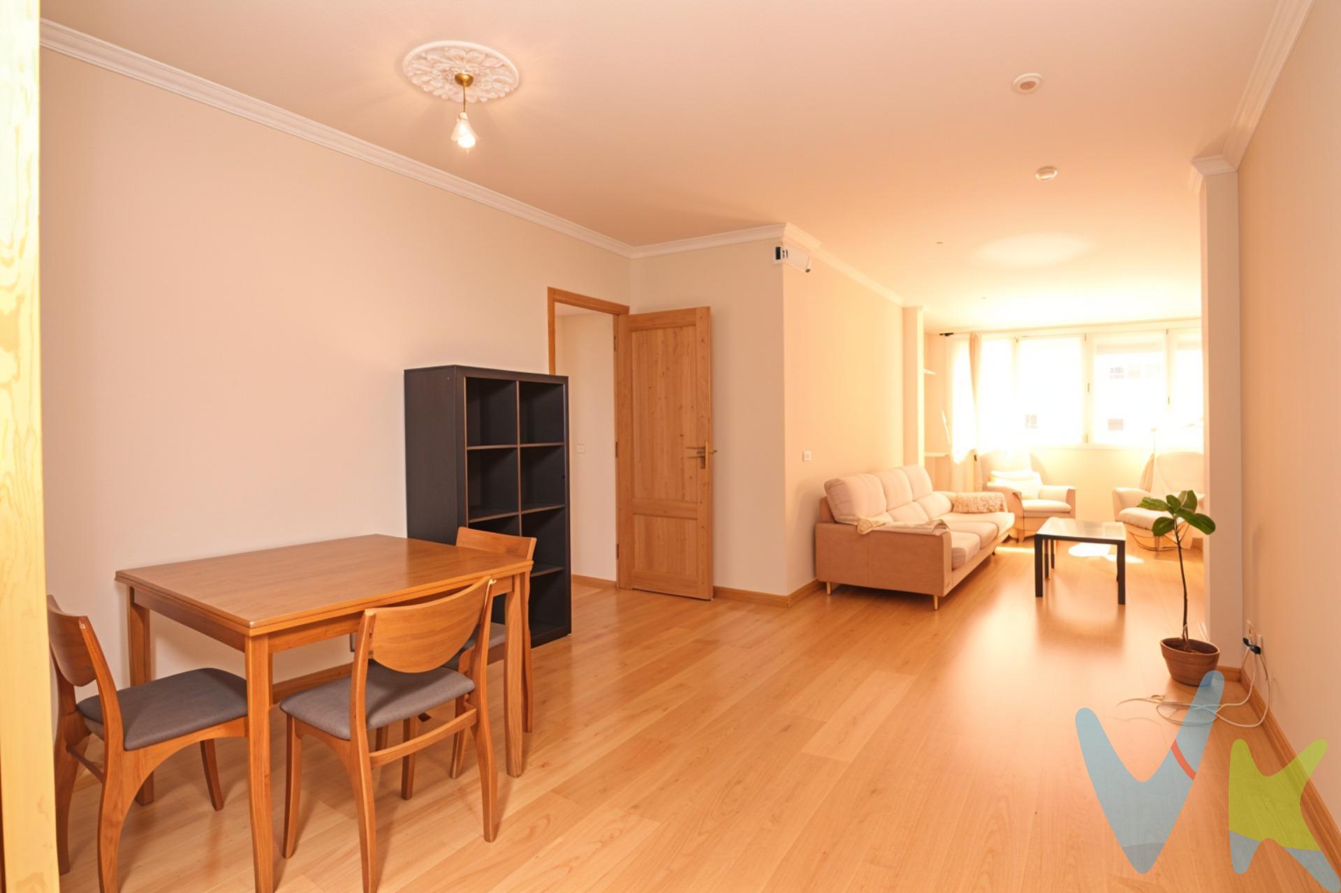 Se vende piso en Chamberí, en la calle Andrés Mellado, tercera planta con ascensor , ubicado en una finca representativa. Una excelente oportunidad para vivir o invertir en una de las zonas más consolidadas y cotizadas de Madrid. 📐 Características principales:. 185 m² construidos según catastro. 5 dormitorios . 2 baños completos. Salón-comedor muy luminoso, con terraza integrada que amplía el espacio. Gran Cocina independiente con zona de lavado, cuarto de baño y dormitorio de servicio. Trastero incluido en el precio. Garaje rotativo en la finca. 🔧 Detalles y equipamiento:. Vivienda a reformar con muchas posibilidades. Suelos de tarima. Calefacción central con contadores individuales. Finca con ascensor y adaptado para PMR. Excelente orientación a patio de manzana con muchísima luz natural. 📍 Ubicación inmejorable:. Situado en el corazón de Chamberí, uno de los barrios más emblemáticos de Madrid. Muy bien comunicado por transporte público y rodeado de todos los servicios: supermercados, colegios, centros médicos, universidades, zonas verdes y comercios. Se trata de una vivienda con necesidad de reforma, ideal para quienes buscan diseñar un hogar a medida. Sus 185 m² ofrecen una distribución muy versátil y múltiples posibilidades de transformación, desde una vivienda familiar espaciosa hasta un moderno piso con estancias abiertas y funcionales. Su amplitud y luz natural convierten esta propiedad en una gran oportunidad para personalizar y revalorizar en una de las mejores zonas de Madrid. . 📞 ¿Te interesa este piso en venta en Chamberí?. Contáctanos para más información, condiciones y agendar tu visita. El precio publicado no incluye el mobiliario, la decoración, impuestos ni el coste del servicio de gestión, asesoramiento y acompañamiento durante la compra. 
