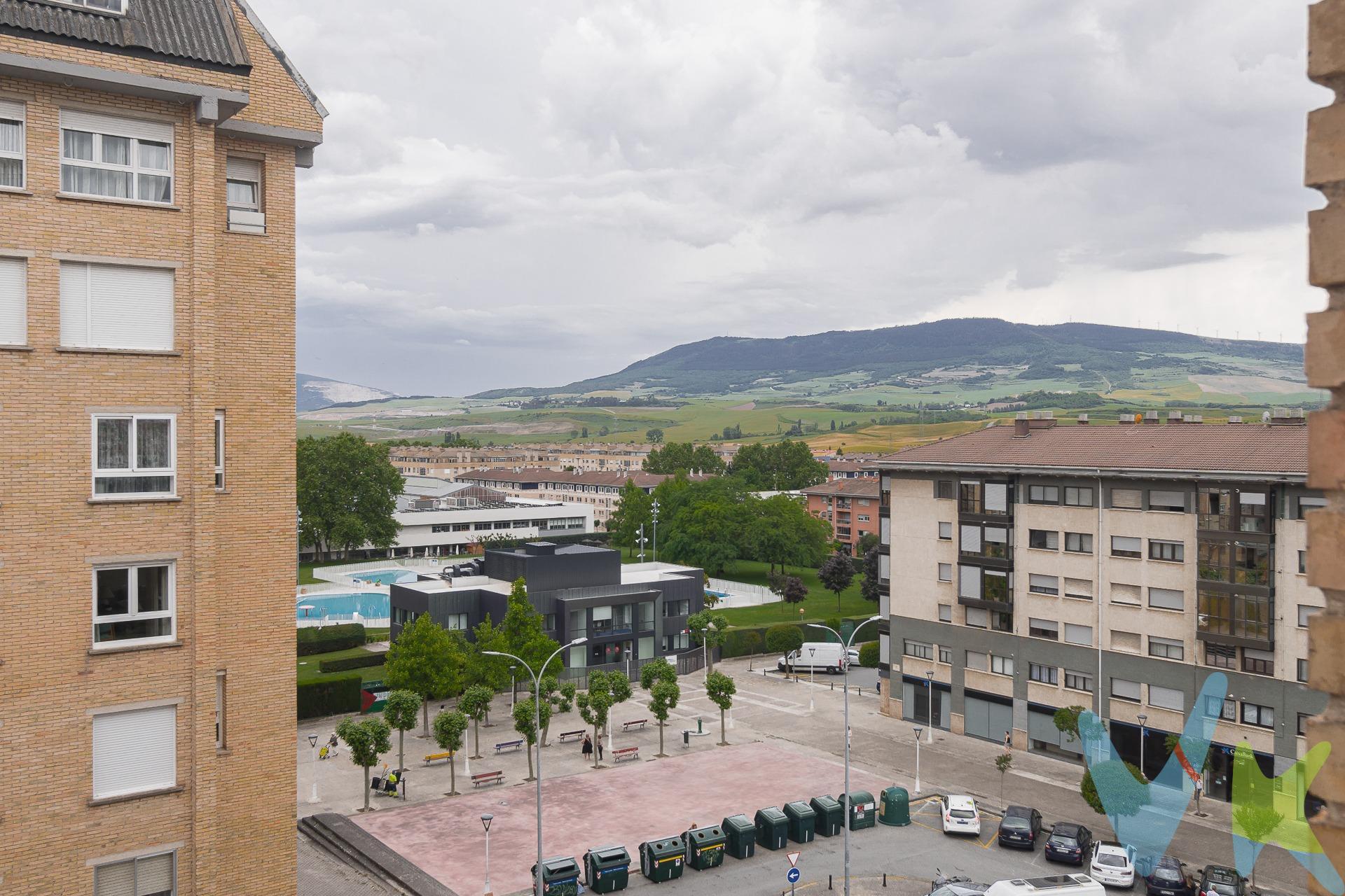 Se vende acogedor y luminoso apartamento de 42 m² construidos (34 m² útiles), situado en una quinta planta con ascensor en una de las zonas más céntricas y con más servicios de la Urbanización Zizur, a un paso de la zona del Ayuntamiento donde encontramos supermercados, fruterías, cafeterías.. y todos los servicios que necesitas. Distribución y características principales:. Salón-comedor: 15,50 m², muy luminoso y con espacio bien aprovechado. Cocina independiente: 5 m². Dormitorio: 8 m², con buena capacidad de almacenamiento. Baño completo. Plaza de garaje incluida en el precio. La vivienda cuenta con calefacción central, agua caliente central con contador individual. Otros datos de interés:. Gastos de comunidad: 105 €/mes (incluye calefacción). Edificio con ascensor. Muy buena ubicación: supermercados, transporte público, zonas verdes y acceso rápido a Pamplona. ¡Una excelente oportunidad para entrar a vivir o como inversión segura!. Para más información o concertar una visita, no dudes en contactar sin compromiso. (Los datos y superficies publicados en este anuncio son aproximados y meramente informativos, sin valor contractual. El precio de venta al público no incluye impuestos ni gastos de transmisión.)