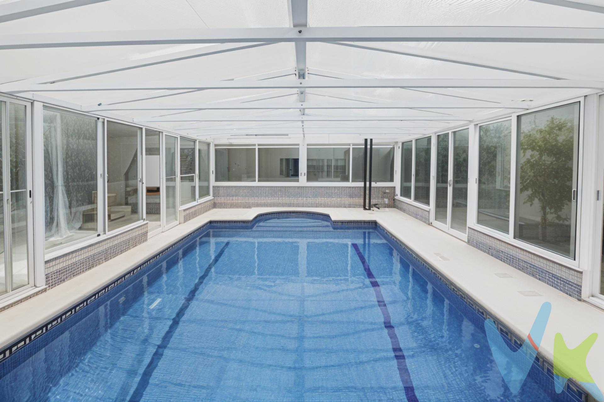 ¡Te presentamos el mejor chalet pareado de esquina de Las Villas de Fuenlabrada, parcela única de 313.35 m2, no vas a encontrar ninguna mayor en toda la zona! . 275 m² construidos en 4 plantas, patio de 243 m², 4 habitaciones dobles, 3 baños y 1 aseo. Orientación Este-Oeste 🌞, piscina cubierta, todo exterior y con vistas. ¡Listo para entrar a vivir!. 🏡 Ubicado en la tranquila y cuidada zona de Las Villas de Fuenlabrada, los Molinos, esta propiedad es perfecta para disfrutar en familia. Con 275 m² construidos 🍀distribuido en 4 plantas y un impresionante patio de 243 m², tendrás espacio para reuniones, juegos y momentos al aire libre. . Dispone de cuatro amplias habitaciones dobles 🛌, tres baños completos y un aseo 🚽. Su orientación Este-Oeste garantiza luz natural durante todo el día ☀️🌙 Disfruta de tu piscina cubierta, ideal tanto en los días soleados como en las noches estrelladas ⭐✨. Además, dispone de puerta blindada para mayor seguridad 🔒 y vistas fantásticas desde cualquier rincón 👀. Todo exterior y rodeado de chalets bien cuidados, ¡es el lugar perfecto para crear recuerdos inolvidables! ❤️. Ven a visitarlo, te encantará. El precio publicado no incluye el mobiliario, la decoración, impuestos ni el coste del servicio de gestión, asesoramiento y acompañamiento durante la compra. El comprador tendrá un coste adicional correspondiente al servicio de gestión, asesoramiento y acompañamiento en todo el proceso de compra. Dicho importe, el mobiliario, la decoración y los impuestos no están incluidos en el precio publicado. Información adicional:. * ⁠Metros construidos: según registro tiene una parcela de 313,35 m y una vivienda que ocupa una superficie construida de 157,81 m. * Metros catastrales: 179 m ( Vivienda 60 m, Aparcamiento 58  y Vivienda 61 m). * Metros útiles: 221 m aproximadamente. Descubre si este chalet es para ti. Llámanos, pide una visita y recibe asesoramiento personalizado. 