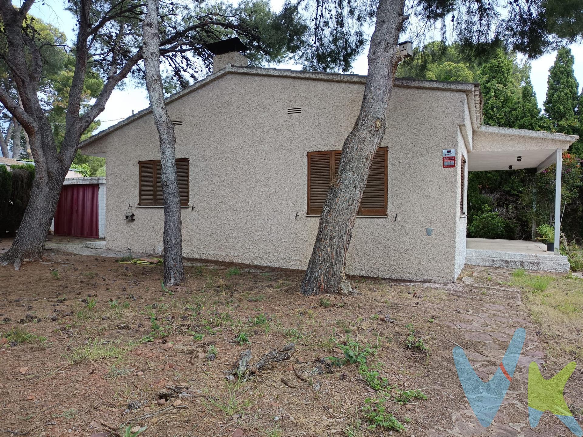 Estupenda villa en la zona entre la playa en la zona de la escuela de vela y el pueblo, con acceso a través de la ruta verde; tiene una construcción del año 1975 de buena calidad y la villa es de una sola planta con una distribución muy cómoda y con muchas posibilidades de reforma; tiene un porche en orientación este y una pequeña construcción que se utilizaba como garaje cerrado y como trastero en la parte oeste; la parcela rodea la villa y tiene una extensión de 700 metros con lo que hay posibilidad de hacer una piscina y aún quedaría una amplía zona verde con arbolado. La vivienda tiene acceso en dos orientaciones y se distribuye en comedor, cocina, paso, cuatro habitaciones y dos baños, tal y como se puede observar en el plano que adjuntamos. Es ideal para vivir todo el año; les presentamos una posible reforma moderna y funcional que hace de esta villa un hogar ideal para disfrutar de ella y de la tranquilidad de Benicasim sin perder todos los servicios a su alcance.