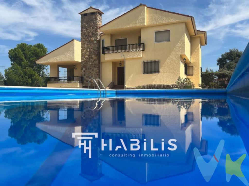   HABILIS Inmobiliaria de Toledo, Vende chalet totalmente independiente,  ubicado en una parcela de más de 1200 metros,  lo que significa que disfrutarás de total tranquilidad y privacidad. Esta vivienda de tres plantas es el lugar perfecto para aquellos que buscan amplitud y comodidad. En el corazón de la vivienda se encuentra el salón, donde una chimenea brinda calidez y confort en las noches de invierno, desde el salón, se accede a una terraza que se convierte en un refugio perfecto para relajarse y disfrutar del aire fresco. La cocina está equipada con un lavadero que facilita las tareas diarias.Los armarios empotrados de las 5 habitaciones, proporcionan un amplio espacio de almacenamiento, manteniendo cada rincón ordenado y organizado.Además de la piscina, esta vivienda cuenta con un amplio jardín donde puedes dar rienda suelta a tu creatividad y personalizar el espacio exterior según tus gustos y necesidades. Imagina organizar barbacoas con amigos, cultivar tu propio jardín o simplemente disfrutar de la tranquilidad de tu oasis personal.La Urbanización Las Nieves es una zona tranquila y apacible, donde estará alejado del bullicio de la ciudad, pero a la vez cerca de todas las comodidades y servicios esenciales, como escuelas, hospitales, supermercados y centros de entretenimiento. ¡Contáctanos hoy mismo para programar una visita y dar el primer paso hacia tu nuevo hogar, donde podrás crear recuerdos inolvidables con tu familia y amigos!Reserve su cita para su visita virtual  (Tour 360º disponible)Te esperamos en nuestras oficinas en Calle Diputación Nº 7 de Toledo o en el teléfono 624 260 263 Nuestro departamento financiero le asesorará gratuitamente de la mejor financiación a su medida para su nuevo HOGAR.#HazloMásPráctico 