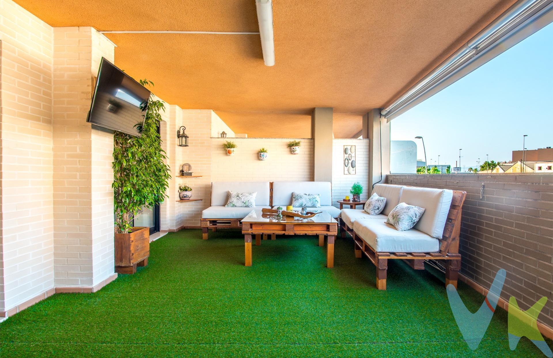 . Crea el hogar que siempre has soñado en Molina de Segura, donde la tranquilidad de un barrio familiar se mezcla con la comodidad de tenerlo todo cerca, se esconde un piso que no es solo un hogar: es el escenario de tu próxima historia. Imagínate despertando en una de sus tres luminosas habitaciones, con el sol entrando suavemente por la ventana. El día comienza sin prisas, con dos baños modernos que te evitan las carreras matutinas y una cocina donde el desayuno sabe mejor porque lo compartes con quien más quieres. ¿Trabajas desde casa o te gusta disfrutar de las vistas sin salir? Su amplia terraza acristalada es el rincón perfecto: llena de luz, ideal para tus momentos de calma o incluso para montar tu pequeño jardín urbano. Y cuando llega la hora de volver a casa, el garaje incluido te evita dar vueltas y vueltas buscando aparcamiento. Además, cuentas con un trastero que te ayuda a mantener todo en orden, sin renunciar al espacio que necesitas. Este piso, de Vivienda de Protección Oficial (VPO), no solo tiene excelentes calidades y un diseño moderno, también es una oportunidad única para dar el paso a la vida que quieres, en un entorno en crecimiento y bien comunicado. Porque no se trata solo de metros cuadrados, sino de todo lo que vas a vivir dentro de ellos. ¿Te imaginas ya tu vida aquí?. Ven a descubrirlo. 