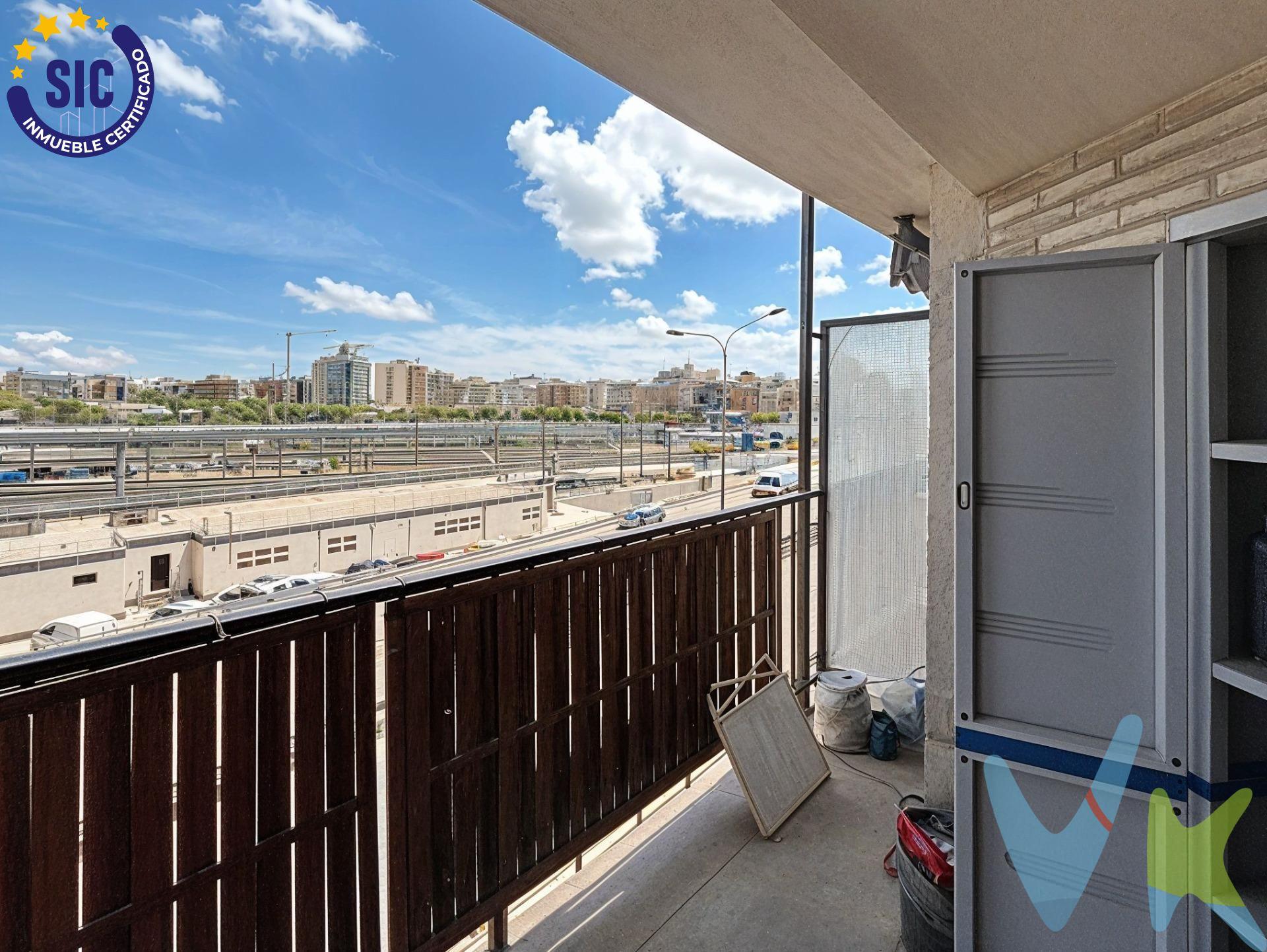 ¡OPORTUNIDAD! Amplio piso en Avenida Giorgeta, Valencia. Te presentamos este magnífico piso situado en una de las zonas más buscadas de Valencia: Avenida Giorgeta. ✨ Características principales:. 139 m² construidos, amplios y bien distribuidos. 4 habitaciones, tres de ellas dobles, ideales para familias, teletrabajo o invitados. 2 baños, uno de ellos reformado recientemente con un diseño moderno y elegante. Luminoso salón-comedor con salida a un balcón encantador que ofrece vistas despejadas al Parque Central. Cocina espaciosa y funcional. Ubicación inmejorable: rodeado de servicios, colegios, transporte público, comercios y zonas verdes. Un piso que lo tiene todo para disfrutar de la vida urbana con comodidad. ¡No dejes pasar esta oportunidad! Ven a visitarlo y descubre tu nuevo hogar en el corazón de Valencia. Contáctanos para más información o para agendar una visita. La descripción del presente inmueble e imágenes tienen mero carácter informativo y en ningún caso carácter contractual, pudiendo ser modificados por la inmobiliaria comercializadora sin que ello implique responsabilidad alguna frente a terceros. En el precio de venta a público, esta propiedad NO incluye los gastos de adquisición (Notario, registro, gestión, honorarios, etc…).