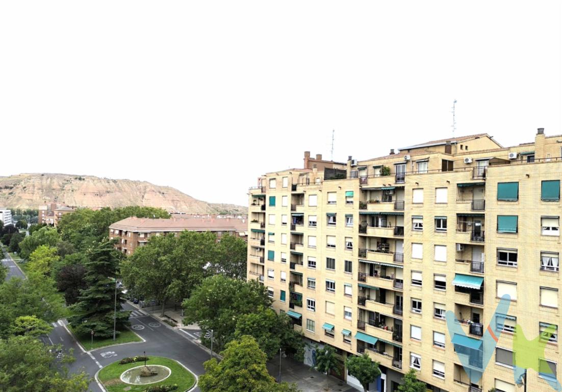 San Millán, 4 dormitorios, 2 baños y dos balcones. Con ascensor. Plaza de garaje, opcional.Dos baños completos con bañera. Calefacción central, sin contador individual, incluida en los gastos de comunidad. Ascensor a piso llano. Balcón en dormitorio y otro, en la cocina.Todos los huecos, muy amplios.Muy buena altura con luz y sol todo el día.Amplia plaza de garaje, opcional.