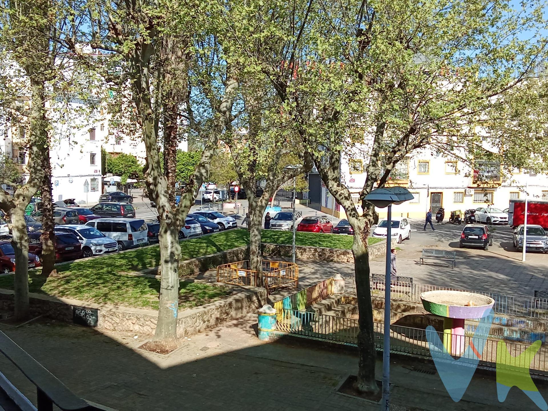 Oportunidad de inversión!! se trata de 2 locales comerciales, 72m2 y 36m2, ambos unidos en la actualidad y con 2 posibles accesos, desde el portal o desde la primera planta accediendo a ella por las escaleras exteriores, los locales son aptos para convertirlos en 2 loft de aprox. 40m2 cada uno o en una única vivienda de 108m2, por lo que se convierte en una inversión muy interesante. Anteriormente era una clínica, las fotos son del estado actual. IMPORTANTE: . - Se trata de dos fincas registrales diferentes, por lo que se pagan 2 cuotas de IBI y 2 cuotas de comunidad. Los locales se pueden volver a separar colocando el tabique original y abriendo la puerta de acceso desde el interior del portal. - Los gastos de IBI y comunidad son por los dos inmuebles. INFORMACIÓN RELEVANTE. Para cumplir con la normativa vigente tenemos a disposición del cliente el Documento Informativo Abreviado (DIA) así como la información mínima solicitada en el artículo 31 de la Ley 12/2023, de 24 de mayo, por el Derecho a la Vivienda. Respecto al precio de venta indicado, éste, no tiene caducidad, y puede ser alterados sin previo aviso. En caso de venta, el precio corresponde únicamente al inmueble, sin incluir mobiliario, salvo se indique lo contrario, y de forma expresa. En cumplimiento de las obligaciones de información previstas en la Ley 10/2025, de 28 de diciembre, de servicios de atención a la clientela y transparencia, así como en la normativa sectorial vigente, se hace constar que el precio indicado NO INCLUYE los gastos e impuestos inherentes a la adquisición, los cuales se desglosan a continuación:. • Impuesto sobre Transmisiones Patrimoniales (ITP)(*): Se aplicará el tipo impositivo vigente en la Comunidad Autónoma de Andalucía (generalmente el 7%), sin perjuicio de tipos reducidos del 3,5%, 1,2% o 1% aplicables según las circunstancias personales del comprador o las características del inmueble. El impuesto se devenga sobre el Valor de Referencia de Catastro o el precio de venta, aquel que resulte superior. • Honorarios Agencia del comprador: 2,5 % del precio final de venta más el 21% de IVA (con un mínimo de 3.500 € más el 21% de IVA). • Gastos de Notaría: Los honorarios notariales se calcularán conforme al arancel oficial regulado en el Anexo I, del Real Decreto 1426/1989, de 17 de noviembre, por el que se aprueba el arancel Notarial. • Gastos de Registro: La inscripción en el Registro de la Propiedad se facturará según el arancel oficial establecido en el ANEXO I, del Real Decreto 1427/1989, de 17 de noviembre, por el que se aprueba el arancel Notarial. • Gastos de Gestión (Gestoría): Los honorarios por la tramitación administrativa, liquidación de impuestos e inscripción registral ascienden a unos 600€ aproximadamente (IVA incluido). (*)Para una información exhaustiva sobre el funcionamiento, tipos impositivos y bonificaciones del ITP en Andalucía, puede consultar el portal oficial de la Agencia Tributaria de la Junta de Andalucía. FINANCIACIÓN: Si lo desea, ponemos a su disposición un estudio profesional previo, gratuito y personalizado de financiación para la compra del inmueble. 