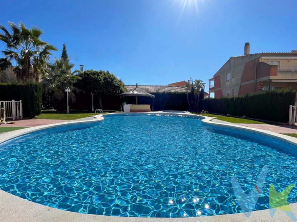 ¡Tú apartamento ideal junto al mar en Playa de Chilches!.Descubre esta encantadora y luminosa vivienda de 97 m² construidos (85 m² útiles), situada en una ubicación privilegiada, a pocos pasos de las maravillosas playas de Chilches.Este acogedor apartamento ofrece comodidad, estilo y tranquilidad, ideal para disfrutar de la vida cerca del mar.La vivienda cuenta con 2 amplias habitaciones equipadas con armarios empotrados, proporcionándote un espacio cómodo y bien organizado.Dispone también de un baño completo con acabados modernos y funcionales que harán tu día a día más fácil.El espacioso salón, cuidadosamente diseñado para ofrecer luminosidad y confort, se convierte en el lugar perfecto para relajarte, disfrutar del ocio en familia o recibir visitas con total comodidad.La cocina independiente, totalmente equipada y funcional, ofrece un espacio ideal para dar rienda suelta a tus habilidades culinarias.Sin duda, uno de los grandes atractivos de esta vivienda es su espectacular terraza de aproximadamente 18 m².Gracias a su orientación Este/Oeste, disfrutarás de ventilación cruzada natural, frescura en verano y luminosidad durante todo el año, además de contar con amplias vistas panorámicas que invitan al relax y al disfrute.La vivienda está equipada con calefacción central de gas ciudad, garantizando tu bienestar durante todas las estaciones del año, así como un confortable suelo de terrazo que añade calidez y elegancia.Además, el edificio cuenta con ascensor, facilitando la accesibilidad a todos los residentes.Como valor añadido, la decoración y parte del mobiliario han sido cuidadosamente seleccionados y presentados mediante técnicas de Home Staging, resaltando al máximo el potencial de cada rincón, esto proporciona una imagen atractiva y cálida que te permitirá imaginar fácilmente cómo sería tu vida en este acogedor apartamento.La urbanización ofrece excelentes zonas comunes para toda la familia, incluyendo una magnífica piscina comunitaria donde refrescarse y disfrutar del sol, además de una zona infantil para que los más pequeños puedan jugar y divertirse con total seguridad.Calificación energética: E.¡No dejes pasar esta excelente oportunidad de adquirir una vivienda única, lista para entrar a vivir y con un gran potencial de revalorización!.Ponte en contacto con nosotros ahora mismo para más detalles o concertar una visita personalizada.¡Te esperamos!.REF.:4602.