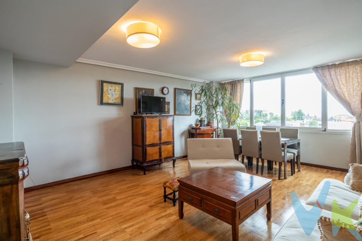  Situado en la popular zona de Vallobín, este inmueble presenta una excepcional oferta que no puede dejar pasar. Con 85 metros cuadrados útiles y 90,15 metros construidos, cada rincón de este espacioso hogar está diseñado para ofrecer el máximo confort y funcionalidad.En el séptimo piso de un edificio construido en 1992, este dúplex se destaca por su moderna distribución y vistas impresionantes. Además, el edificio cuenta con un ascensor conveniente, asegurando facilidad de movilidad dentro de la residencia.Planta baja: Baño completo con ducha y venta, amplio y luminoso salón, cocina totalmente equipada.Planta superior: Baño completo con amplio ventanal, tres habitaciones, una de ellas con baño en suite con bañera.Todas las habitaciones gozan de una excelente iluminación natural, creando un ambiente acogedor y cálido.Uno de los grandes atractivos de este dúplex es la inclusión de una plaza de garaje. Olvídese de preocuparse por encontrar estacionamiento; su vehículo siempre tendrá un lugar seguro. Además, el trastero incluido le ofrece espacio adicional para almacenamiento, trastero situado junto al garaje.La conectividad de este inmueble es inmejorable. Situado a corta distancia de paradas de autobús y estación de tren, la movilidad dentro de la ciudad y hacia áreas adyacentes es excepcionalmente cómoda. Esto lo convierte en una opción ideal para quienes valoran la cercanía y rapidez en sus desplazamientos.La zona de Vallobín es conocida por su ambiente tranquilo y su proximidad a todo tipo de servicios. Tiendas, supermercados, colegios y centros de salud están a pocos minutos, brindando todo lo necesario para el día a día sin necesidad de largos desplazamientos.No deje pasar esta oportunidad única de residencia en una de las zonas más buscadas de Oviedo. Este dúplex es perfecto para quienes buscan una combinación de comodidad, estilo y funcionalidad. Visítenos y deje que este impresionante hogar lo convenza por sí mismo.Agende su cita hoy mismo y venga a disfrutar de lo que podría ser su próximo hogar. Nos enorgullecemos de mostrarle cada detalle y responder a todas sus preguntas para que pueda tomar una decisión informada. Estamos seguros de que, una vez que pise este espléndido piso, sabrá que ha encontrado el lugar que ha estado buscando. ¡Esperamos su visita! 