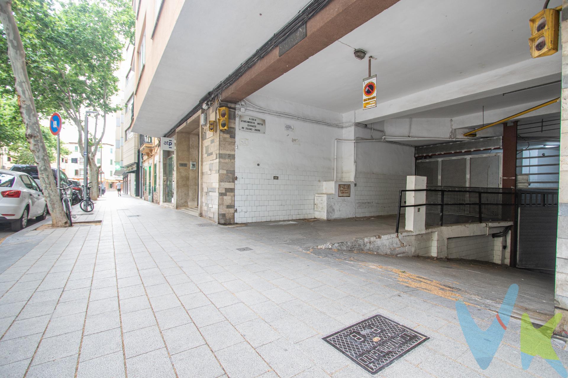 . ¿Cansado de dar vueltas buscando aparcamiento? ¡Esta es tu oportunidad!. Ponemos a la venta una espaciosa plaza de parking de 21 m², ideal para coche grande, SUV o incluso coche + moto. Ubicada en la zona de Arxiduc, una de las áreas más demandadas de Palma por su excelente comunicación y su cercanía al centro. Ubicación estratégica. Situada a escasos minutos del centro de Palma, esta plaza ofrece acceso directo a:. Avenidas principales como la Avenida Comte Sallent y la Calle 31 de Desembre. Estaciones de transporte público: a solo 5 minutos a pie del Parc de les Estacions, donde se encuentran la estación intermodal (metro, tren y autobuses). Conexión inmediata a la Vía de Cintura (Ma-20), lo que permite un acceso rápido a cualquier punto de la isla. Ventajas de tener un parking en esta zona:. Zona con alta demanda de aparcamiento, especialmente en horario laboral y fines de semana. Ahorra tiempo y combustible evitando la búsqueda diaria de sitio. Ideal como inversión, con alta rentabilidad si se desea alquilar. Comodidad y seguridad: acceso con mando, entrada amplia y fácil maniobra. Tanto si vives en la zona como si trabajas cerca o buscas una inversión segura, esta plaza de parking es una excelente oportunidad. ¡No dejes pasar esta ocasión y ven a verla sin compromiso!. Inmobiliaria Inscrita en el Registre Oficial d’Agents Immobiliaris de les Illes Balears con el NÚMERO REGISTRO: GOIBE747077/2024