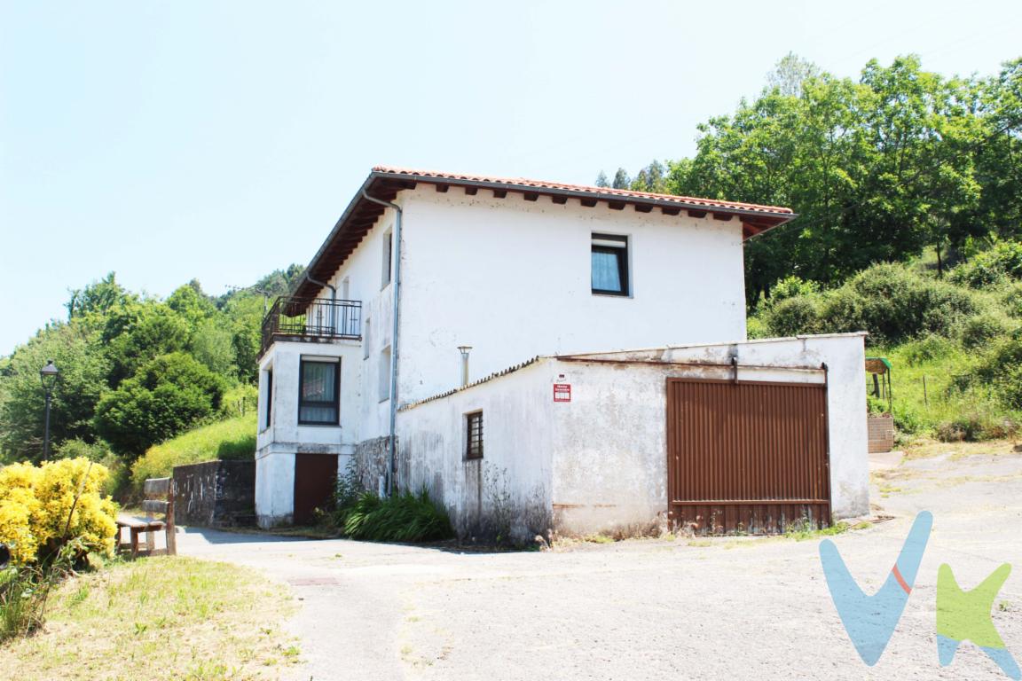 Servicios Inmobiliarios Barrio vende casa de piedra en Reocín..Situada en la localidad de Barcenaciones, al pie del río Saja y de la N-634 y con el apeadero de tren a un paso..Con el acceso a la A-8 a 2 km, disfruta de excelentes comunicaciones, a Torrelavega y Cabezón de la Sal se llega en diez minutos, en quince minutos a la playa de Cóbreces y en 20 minutos a Comillas..Está rodeada de preciosos paisajes y de núcleos rurales con arquitectura típica montañesa..La casa tiene el tejado renovado en su totalidad y las ventanas de PVC oscilobatientes y con doble acristalamiento. Está distribuida en dos plantas: en la planta baja encontramos la sala, el comedor, un baño con ducha, la cocina con galería y con acceso a lo que antiguamente fue la cuadra. En la planta superior se encuentran los cuatro dormitorios, un balcón y una gran terraza con excelentes vistas. También cuenta con un gran garaje y cuatro construcciones más..Se vende con la vivienda un extenso terreno de más de 14.000 m2. que en su mayor parte es bosque..Si de verdad te gusta disfrutar de privacidad y de la naturaleza pero tener los servicios a un paso, no dejes de visitar esta propiedad, te va a encajar.