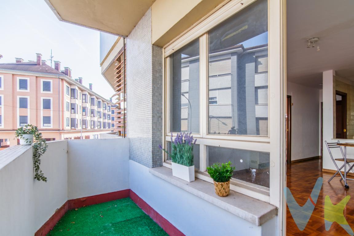 Se ofrece en venta esta acogedora vivienda situada en Grao, una opción ideal para quienes buscan un hogar funcional, cómodo y listo para entrar a vivir.La vivienda cuenta con dos dormitorios, uno de ellos con acceso directo a una de las terrazas, aportando una agradable entrada de luz natural y una conexión directa con el exterior. Dispone además de un baño completo equipado con todos los servicios necesarios.La zona principal de la vivienda se distribuye en un espacio abierto de salón y cocina, diseñado para aprovechar al máximo la superficie disponible y favorecer una distribución práctica y cómoda. La cocina, equipada con barra americana, se integra perfectamente con la zona de estar, creando un ambiente amplio y agradable para el día a día.Desde el salón se accede a una segunda terraza, un valor añadido que amplía las posibilidades de la vivienda y permite disfrutar de un espacio exterior adicional. La presencia de dos terrazas aporta luminosidad, ventilación y una mayor sensación de amplitud en toda la vivienda.El inmueble se vende completamente amueblado, encontrándose preparado para entrar a vivir desde el primer momento, sin necesidad de realizar inversiones adicionales.Una vivienda bien distribuida, con espacios exteriores y una ubicación tranquila en Grao, ideal tanto como residencia habitual como para quienes buscan una propiedad lista para disfrutar desde el primer día.PRECIO DE VENTA SIN GASTOS NI IMPUESTOS INCLUIDOS: El precio de venta no incluye gastos de notaría, registro de la propiedad, gestoría, ni el Impuesto de Transmisiones Patrimoniales (ITP) o el IVA/AJD. El precio de venta no incluye los honorarios que se devengan a cargo del cliente comprador por la prestación de servicios de asesoramiento y gestión.  2%, con un mínimo de 2.000 EUR, del Precio de Venta (IVA no incluido). Dichos honorarios deberán ser abonados a la firma de la escritura pública.