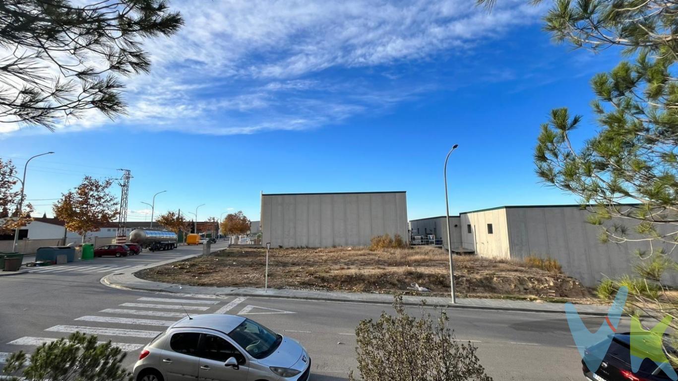 En venta dos parcelas industriales contiguas en una ubicación excelente...Desarrollo industrial y comercial en una ubicación estratégica: estas dos parcelas contiguas, con dimensiones de 692m2 y 755m2 respectivamente, están designadas para la construcción industrial. Situadas en una excelente zona industrial, se encuentran adyacentes a la N-340, a tan solo 50 minutos del puerto de Barcelona, a 35 minutos del aeropuerto de Josep Tarradellas y a 45 minutos de Tarragona...Ambas parcelas están reguladas según el Artículo 268 - Zona de Industria, clave 7A del Plan de Ordenación Urbanística Municipal (POUM) de Avinyonet del Penedès. La edificación máxima permitida en la parcela es del 70%, con un límite de dos plantas (planta baja + planta piso) y una altura máxima de 9 metros...Los usos autorizados para estas parcelas incluyen, entre otros:..Industria I.Actividades agrícolas y forestales.Almacén.Bodega.Oficinas y servicios.Cría de animales.Espacios religiosos.Asociativos.Sanitario-asistencial.Educativo.Estación de servicio o aparcamiento.Restaurantes..Esta oportunidad ofrece un entorno propicio para el desarrollo de diversas actividades industriales y comerciales, respaldado por una infraestructura de transporte eficiente y la proximidad a importantes centros logísticos y económicos...Llámanos y te informamos de todo!..El precio en el anuncio no incluye impuestos de compra (ITP, IVA , AJD), ni los gastos de Notaría y Registro de la Propiedad. La información visual y documental del anuncio no tiene carácter contractual y puede no ser del todo precisa. El mobiliario y el equipamiento que se muestra en las imágenes no está incluido en el precio de venta, a menos que se indique lo contrario.