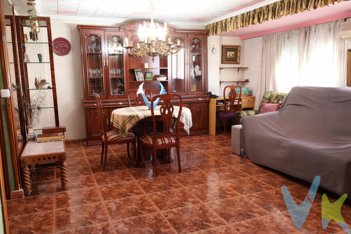  **Acogedor piso en venta en el corazón de Patraix, Valencia**Descubra este encantador piso situado en una de las zonas más auténticas y con mayor encanto de Valencia: el barrio de Patraix. Este inmueble, disponible para la venta, presenta una oportunidad inigualable para quienes buscan un hogar cálido y con la comodidad de vivir en una ubicación estratégica dentro de la ciudad.Ubicado en la planta 5 de un edificio erigido en 1965, este espacioso piso ofrece un total de  73 metros  útiles, lo que lo convierte en una opción perfecta para aquellos que buscan  confort. La distribución del espacio alberga tres habitaciones  dos de ellas individuales ,una cocina , baño y una sala comedor muy espaciosa y luminosa .Dado que el edificio cuenta con ascensor, la accesibilidad nunca será un problema, facilitando el día a día de sus futuros propietarios.  Su privilegiada ubicación en Patraix supone una ventaja indiscutible, al contar con un entorno que combina serenidad y conexión directa con el vibrante centro de Valencia. A unos pocos pasos del inmueble, encontrará paradas de metro y autobús que le permitirán desplazarse con comodidad por toda la ciudad. Las conexiones de transporte público son uno de los puntos fuertes de este piso, garantizando a sus residentes una comunicación eficaz con los principales puntos de interés de la urbe.La zona de Patraix es conocida por su ambiente familiar y su rica oferta de servicios y comercios. Disfrute de la comodidad de tener a su alcance supermercados, tiendas, colegios, y una amplia oferta de gastronomía local. Este barrio ha sabido mantener su esencia a lo largo de los años, convirtiéndose en un islote de tranquilidad dentro de la dinámica vida urbana.Sin lugar a duda, esta propiedad representa una oportunidad única para vivir en una de las zonas con mayor crecimiento y revalorización de Valencia. Es el momento ideal para invertir en este piso que no solo le ofrecerá un hogar sino también una ubicación estratégica que seguirá ganando valor con el tiempo.Además, su excelente relación calidad-precio lo convierte en una opción inmejorable tanto para familias, parejas jóvenes como para inversores que buscan una propiedad con un gran potencial de retorno a largo plazo. No deje pasar la oportunidad de visitar este acogedor piso en Patraix, Valencia. Será un placer mostrarle personalmente cada detalle que hace de este inmueble una excelente opción para su nuevo hogar. No dude en contactarnos para concertar una visita y conocer lo que podría ser su futura residencia.        INFORMACIÓN IMPORTANTE             Gastos de la compraventa a cargo de la compradora no incluidos en el precio del inmueble a tener en cuenta: -        ITP  con carácter general en Valencia es del 10%, pudiendo corresponderle otro tipo impositivo atendiendo a sus circunstancias personales (por edad, renta, situación familiar, primera vivienda habitual?EUR? ) previstas legalmente.*Base imponible del impuesto el mayor valor entre el precio de compraventa, la tasación o el valor de referencia catastral-        Gastos de notaría y registro, en su caso, suelen oscilar aproximadamente entre 1?EUR?5% y 2?EUR?5% (aranceles variables según valor de compraventa, número de copias?EUR?).-        Si tramita la inscripción con una gestoría, deberá abonar sus honorarios más IVA (en este caso suele oscilar entre los 250.-EUR y los 450.-EUR + IVA).-        Honorarios de mediación inmobiliaria a cargo del comprador del 4% del precio final de venta más IVA (21%).Se informa al consumidor que la agencia actúa como intermediaria inmobiliaria en la operación, estando la compraventa y sus condiciones sujeta a la aceptación expresa del propietario y a la posterior formalización mediante el correspondiente contrato.la información de esta publicación no es vinculante y puede contener errores; se muestra únicamente con carácter informativo y no contractual.Este inmueble puede experimentar cambios de precio, descripción o ser retirado del mercado sin previo aviso. AGENCIA INMOBILIARIA cumple con la normativa vigente y acredita su capacitación profesional e identificación RAICV 00116, de acuerdo con el Registro de Agentes de Intermediación Inmobiliaria de la C.V  (Decreto 98/2022 de 29 de julio).   