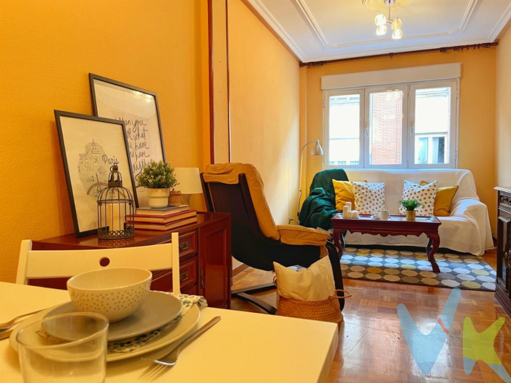 En una de las zonas más prácticas y consolidadas de Gijón, en el corazón de La Calzada y a un paso del Parque del Cerillero, te presentamos esta vivienda que destaca por su luminosidad, buena distribución y estilo acogedor.La propiedad cuenta con salón y cocina exteriores, lo que garantiza una entrada generosa de luz natural a lo largo del día gracias a su orientación este-oeste. El ambiente que se respira en la zona de estar es cálido y agradable, ideal tanto para relajarse como para compartir momentos en buena compañía. La decoración actual y cuidada hace que te sientas a gusto desde el primer instante.Dispone de tres dormitorios, todos ellos tranquilos y con buena ventilación, perfectos para una familia, para quien busque espacio para teletrabajar o simplemente quiera un lugar cómodo para descansar. Además, la vivienda cuenta con un baño en buen estado y una práctica despensa que aporta ese extra de almacenamiento tan necesario en el día a día.Los 75 metros útiles están muy bien aprovechados, con estancias amplias y una distribución funcional que permite vivir cómodamente sin necesidad de reformas importantes. El suelo de parquet y los detalles cuidados aportan un aire cálido al conjunto, mientras que el edificio dispone de ascensor y portal sin barreras arquitectónicas, lo que facilita el acceso.En definitiva, una vivienda lista para entrar a vivir, con una excelente ubicación, rodeada de todos los servicios, bien comunicada y con la ventaja de no tener que embarcarte en grandes obras para convertirla en tu nuevo hogar.Si buscas un piso con encanto, bien ubicado y con un precio razonable, no dejes pasar esta oportunidad. Llámanos, estaremos encantados de enseñártelo.