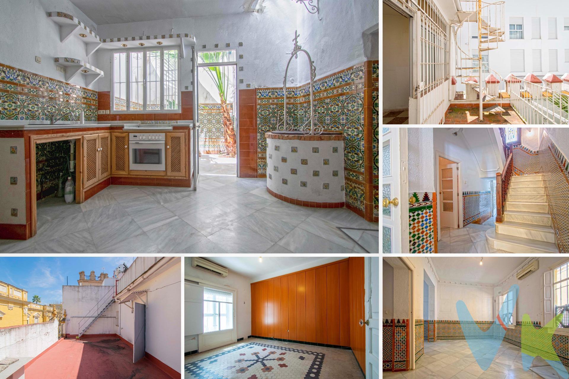 El gozo de vivir dentro del casco histórico de Sevilla, en la zona conocida como “Puerta Osario”, lugar de privilegio por su fácil comunicación peatonal al corazón de la ciudad, así como a una arteria fundamental, “La Ronda”, a través de la cual se conecta fácilmente con el resto de barriadas, además de una zona donde se palpa la fulgurante vida de sus calles, en las que  abundan los tradicionales pequeños establecimientos que recuerdan a un Sevilla de otra época, ¡una zona con encanto!. Te presentamos esta casa unifamiliar de arquitectura tradicional, con distinguida fachada en la que destacan las típicas rejas sevillanas en ventanas y balcón central y, en su interior, los elegantes zócalos de tradicionales azulejos sevillanos en paredes y baldosas hidraúlicas en los suelos de algunas estancias; incluso podemos disfrutar de su propio lindero con restos de la mismísima muralla árabe de Sevilla. . ¡Una casa que te hará sentir orgulloso!. La vivienda, construida en 1950, se alza en una tranquila y elegante calle; fue reformada en los años 80, manteniéndose hoy en buen estado, si bien, con una moderada inversión en obras de remodelación, se podría obtener distintas opciones de distribución y uso de sus espacios, resultando ideal para el hogar de una familia y disfrutar de amplias estancias, de sus terrazas y patio. Tiene una superficie construida de 195 m2 que se distribuyen en tres plantas, con patio en planta baja y terrazas en las demás plantas, más la azotea: . En planta baja:. Hall de entrada . Espacioso y luminoso salón de altos techos y zócalo de elegantes azulejos de relieve. Amplia cocina con chimenea, pozo y gran despensa desde donde se accede al patio trasero que le otorga gran luminosidad y ventilación. Baño con placa de ducha. Pequeña estancia destinada a despensa o cuarto trastero. Patio con vistoso zócalo de azulejos sevillanos. En planta primera:. Cuatro (4) luminosos dormitorios, algunos con elegante suelo de  baldosa hidráulica y acceso a terrazas . Baño completo con bañera y armario de obra con gran capacidad. Terraza. En planta segunda:. Dormitorio. Lavadero-aseo. Terraza desde la que se accede a la azotea visitable. Ven a visitarla, ¡te enamorará!. SE VENDE SIN AMUEBLAR. Informamos a nuestros clientes que el precio de venta no incluye lo siguiente: Honorarios de la agencia inmobiliaria, Impuestos (I.T.P., I.V.A. o A.J.D., en su caso) ni otros gastos de la compraventa (gastos de Registro de la Propiedad, Notaría, Gestoría ni de posible Financiación). Documento F.I.S. a disposición del consumidor según Decreto 218/2005 Junta de Andalucía.