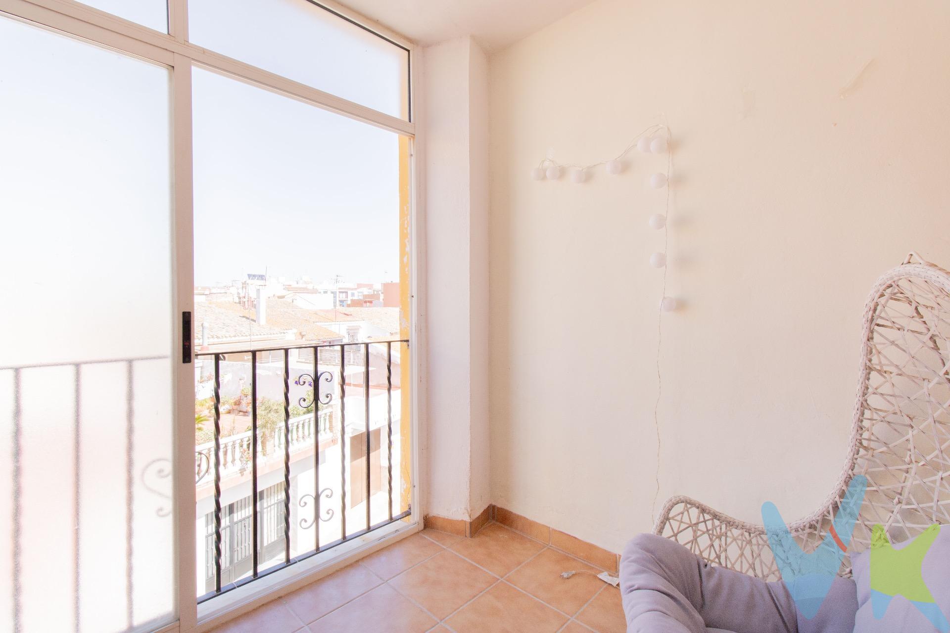 Oportunidad de compra vivienda de buenas dimensiones en Chilches. Se trata de un piso de los que ya no se hacen en una finca de los años 90 sin ascensor. . La entrada a la vivienda se hace directamente al pasillo que hace de separación entre la cocina y el salón ambos separados. A la cocina se le ha cerrado la galería con lo que ha ganado mucha amplitud. El salón también tiene un buen tamaño con zona de estar y zona para comer. En la entrada también encontramos una habitación y un cuarto de baño completo. . Cuando seguimos el pasillo en forma de L tenemos tres habitaciones más y un cuarto de baño completo reformado. . La vivienda se encuentra lista para entrar a vivir. . 