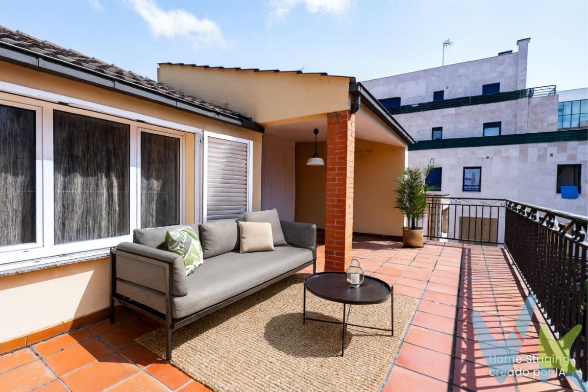 ¿Alguna vez has imaginado vivir en una casa independiente de tres plantas, con terraza soleada, patio privado y todo el espacio que tu familia necesita en pleno Gijón?Hoy os presentamos todo ello y en una de las zonas residenciales más tranquilas de Gijón, se trata de una casa independiente de tres plantas con un sinfín de posibilidades. Ideal para familias que buscan amplitud, privacidad y espacios exteriores donde disfrutar del sol.Esta propiedad ofrece espacio, independencia y versatilidad y es perfecta para familias grandes, para quienes buscan combinar vivienda y despacho en un mismo lugar, o para quienes desean invertir en una casa con opciones de redistribución.Se ubica en una zona tranquila, con buena conexión al centro de Gijón y servicios cercanos contando con espacios exteriores muy aprovechables: patio privado y terraza en altura.Además ofrece diferentes opciones de uso: vivienda unifamiliar amplia o posibilidad de plantear una futura redistribución en varias viviendas ya que en la actualidad su distribución es la siguiente:Planta baja: salón, cocina independiente, un dormitorio cómodo y un cuarto de baño completo. Desde la cocina de esta planta se accede al patio trasero, perfecto para reuniones al aire libre y con un práctico trastero de unos 20 m², ideal para almacenamiento o taller.Primera planta: Espacios idénticos a la planta baja: salón, cocina, dormitorio y baño. Además, desde esta altura se accede a la planta bajocubierta tanto por el interior como por el rellano del edificio, lo que abre interesantes opciones de independencia entre plantas.Planta bajocubierta: Tres dormitorios de buen tamaño, un cuarto de baño y una gran terraza soleada, perfecta para relajarse, tomar el sol o disfrutar de las vistas.No lo dudes más y llámanos, estaremos encantados de acompañarte a que conozcas la casa de tus sueños.Las imágenes incluyen una propuesta de home staging virtual, realizada para mostrar el potencial real de la vivienda. La decoración mostrada no corresponde al estado actual del inmueble.En el precio publicitado no se incluyen los Impuestos de Transmisiones Patrimoniales ni los gastos de Notaría y Registro. 
