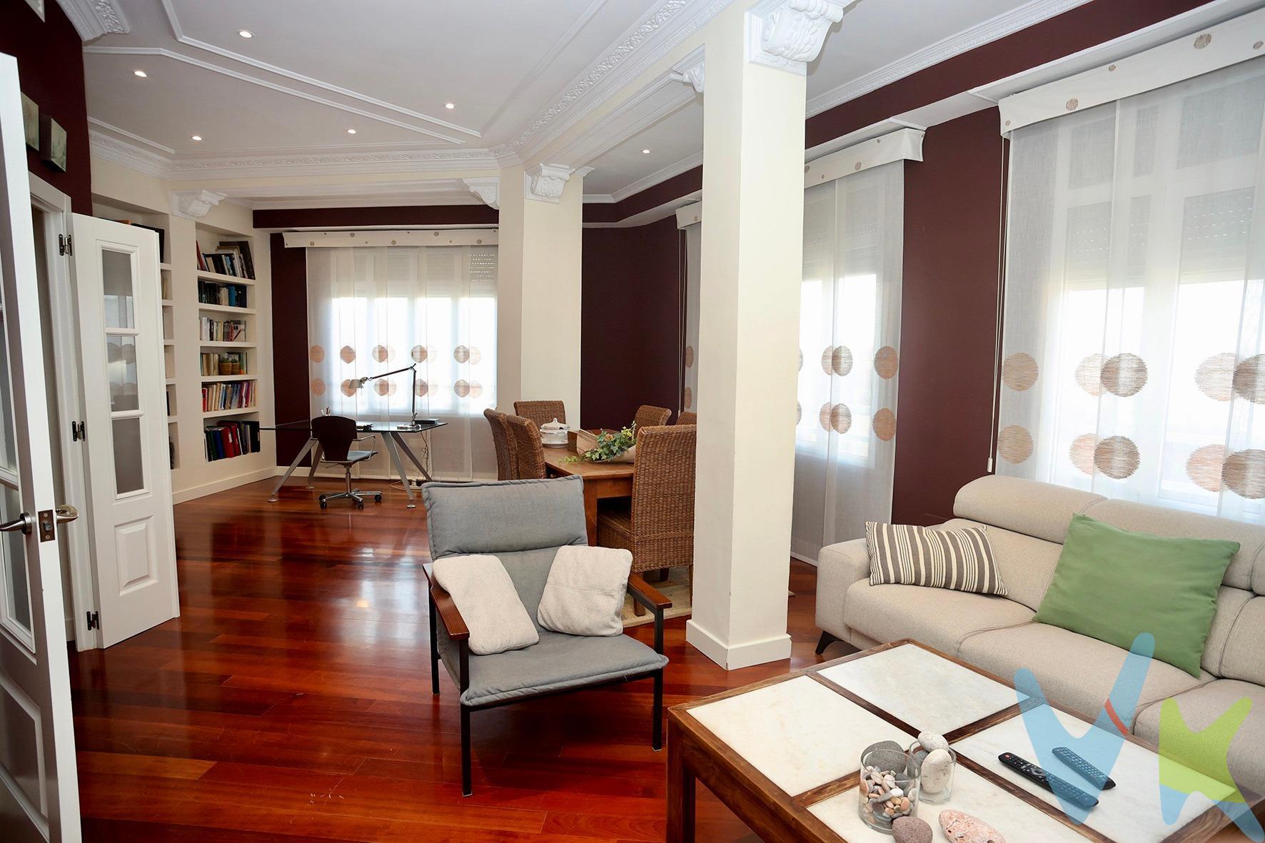 Descubre este espectacular piso en una de las zonas más emblemáticas de Valencia, El Botanic. Con una superficie construida de 198 m² y útil de 182 m², esta propiedad se encuentra completamente reformada y lista para entrar a vivir. Ubicado en la séptima altura con ascensor, ofrece cuatro amplias habitaciones dobles que garantizan espacio y comodidad para toda la familia. Su orientación Este-Oeste permite disfrutar de abundante luz natural durante todo el día. Las características destacan por sus paredes lisas, suelos interiores revestidos con parquet natural y ventanas Climalit lacadas en blanco que proporcionan un excelente aislamiento térmico y acústico. . Además cuenta con techos altos adornados por molduras elegantes que añaden un toque distintivo al ambiente del hogar. . La cocina es enorme e incluye zona independiente para lavado. . Equipado también con aire acondicionado por conductos y calefacción mediante radiadores presentes en todas las estancias asegura confort tanto en verano como invierno. Conectividad asegurada gracias a su proximidad al metro Angel Guimera brindando acceso rápido hacia diferentes puntos clave del centro urbano.Si buscas calidad vida sin sacrificar estilo ni ubicación privilegio no dudes acudir visitar esta magnífica opción inmobiliaria. Por mandato expreso del propietario, comercializamos este inmueble en EXCLUSIVA, lo que le garantiza un servicio de calidad, un trato fácil, un proceso sencillo, rápido y sin interferencias de terceros. Por este motivo, se ruega no molestar al propietario, a los ocupantes de la propiedad, a los vecinos o conserjes del edificio o urbanización si los hubiera. Muchas gracias por su comprensión. Si Usted es agencia inmobiliaria y tiene un cliente para este inmueble, llámenos, estaremos encantados de colaborar en esta y otras operaciones. Gestión de Viviendas es una Agencia Registrada con el Nº 1.584 en el Registro Obligatorio de Agentes Inmobiliarios de la Comunitat Valenciana, según el DECRETO 98/2022, de 29 de julio, del Consell, por el que se regula el Registro de Agentes de Intermediación Inmobiliaria de la Comunitat Valenciana. Los datos expuestos son ofrecidos por terceros, meramente informativos y se suponen correctos. Nuestra empresa no garantiza su exacta veracidad. La oferta está sujeta a errores, cambios de precio, omisión y/o retirada del mercado sin previo aviso. El precio no incluye HONORARIOS INMOBILIARIOS, y los gastos de arreglo a ley de la compra venta como impuestos (IVA, ITP, AJD), notaria y registro, etc.