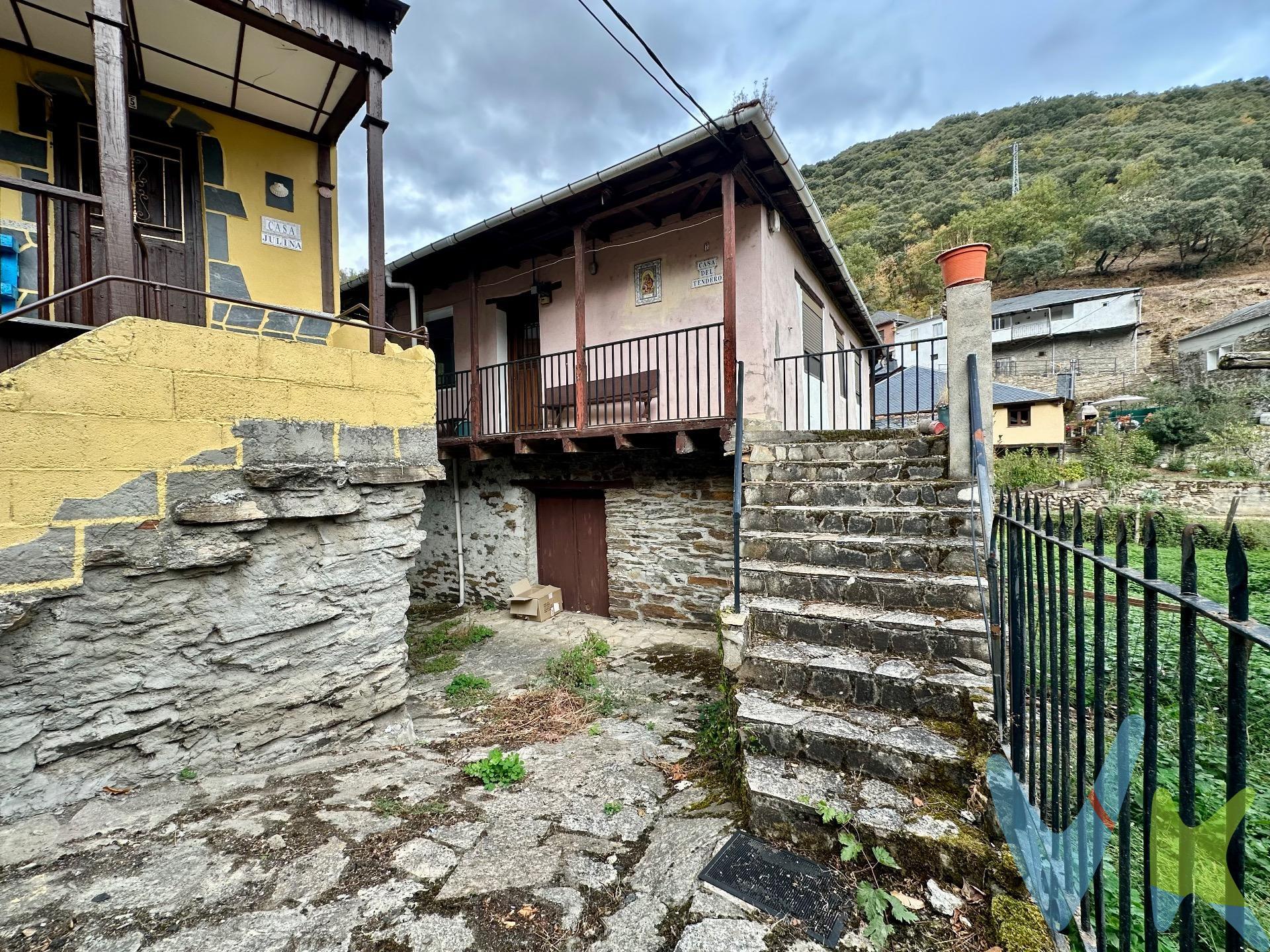 Vivienda en el pueblo de San Clemente de Valdueza, situado a escasos 20 minutos de Ponferrada. . El inmueble está ubicado en una parcela de 243m2 y distribuido en 2 plantas diferenciadas. - Planta baja: 3 bodegas independientes. - Planta superior: Accediendo a la vivienda por balcón de madera nos recibe un amplio pasillo distribuidor. En uno de los lados encontramos una cocina con su correspondiente cocina de carbón - leña y en el lado opuesto un gran comedor. A medida que avanzamos encontramos 3 amplias habitaciones finalizando el pasillo en una puerta con acceso a galería y baño. Las ventanas, el techo de la vivienda y la instalación eléctrica ha sido reformada. Las dependencias interiores necesitan reformarse. . 