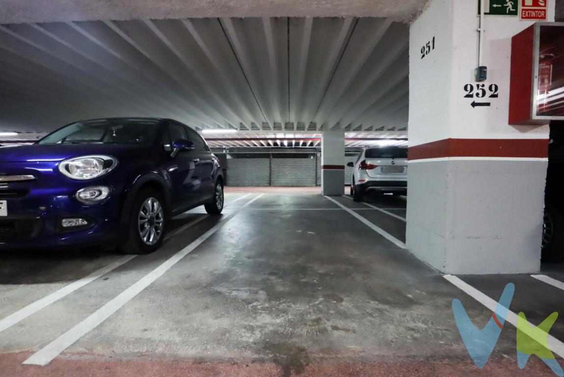 Amplia, SIN COLUMNAS, y con acceso muy fácil. Plaza de garaje para cualquier tipo de coche en el parking de Salesas, situada en la planta exclusiva para propietarios y con entrada totalmente independiente del resto del parking.El acceso rodado es por General Elorza y peatonalmente también en ascensor por Nueve de Mayo. La entrada al garaje es muy cómoda desde la calle y la maniobrabilidad dentro del mismo es excelente, ya que tiene calles muy amplias.¿Estás buscando un lugar seguro y cómodo para aparcar tu coche grande? ¡Tenemos la solución perfecta para ti! Esta amplia plaza de garaje para cualquier tipo de coche, promete satisfacer las necesidades de los más exigentes. Cuenta con todas las características que necesitas para tener tranquilidad y comodidad al estacionar tu vehículo en una zona donde el aparcamiento es muy escaso.IBI y comunidad muy económicos.Llámanos y aprovecha esta oportunidad única antes de que desaparezca!No incluido en el precio el impuesto y los gastos de notaría y registro. 