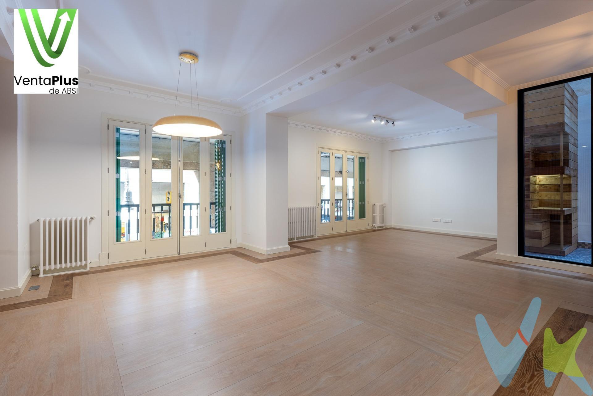 Agencia inscrita en el Registro Oficial de Agentes de la Propiedad Inmobiliaria de las Islas Baleares. Inscripción: GOIBE731396/2024. (ROAIIB). Amplio piso totalmente reformado con las mejores calidades ubicado en pleno centro neurálgico de la ciudad, la avenida Jaime III, frente a El Corte Inglés. . Es un entresuelo con ascensor. Consta de cuatro dormitorios, tres de ellos dobles y uno individual, con armarios empotrados y vestidor en el principal, dos baños completos y un aseo. Tiene un amplio salón comedor con dos balcones que dan a Jaime III y cocina abierta con isla central. La cocina está equipada con todos los electrodomésticos: nevera de dos puertas, horno, microondas, cafetera, parrilla y fogones de gas y vitrocerámica. Tiene calefacción central con radiadores en todas las estancias y aire acondicionado centralizado. Suelos de parquet. Todas las ventanas y balcones tienen doble acristalamiento. . Dispone de dos patios uno de 7 m2 y el otro de 12 m2, en el salón y en la cocina respectivamente, además de un balcón de 11 m2, al que se accede por el dormitorio principal y el vestidor de esta misma habitación. . Además, hay dos trasteros, uno en el sótano y otro en la azotea. . Dispone de cédula de habitabilidad y CEE. Este inmueble ha sido certificado por ABSI, (Agrupación Balear de Servicios Inmobiliarios) lo que significa que la agencia comercializadora ha supervisado la documentación necesaria para la compraventa y que el inmueble forma parte de la bolsa de propiedades en multi exclusiva ABSI. .  . 