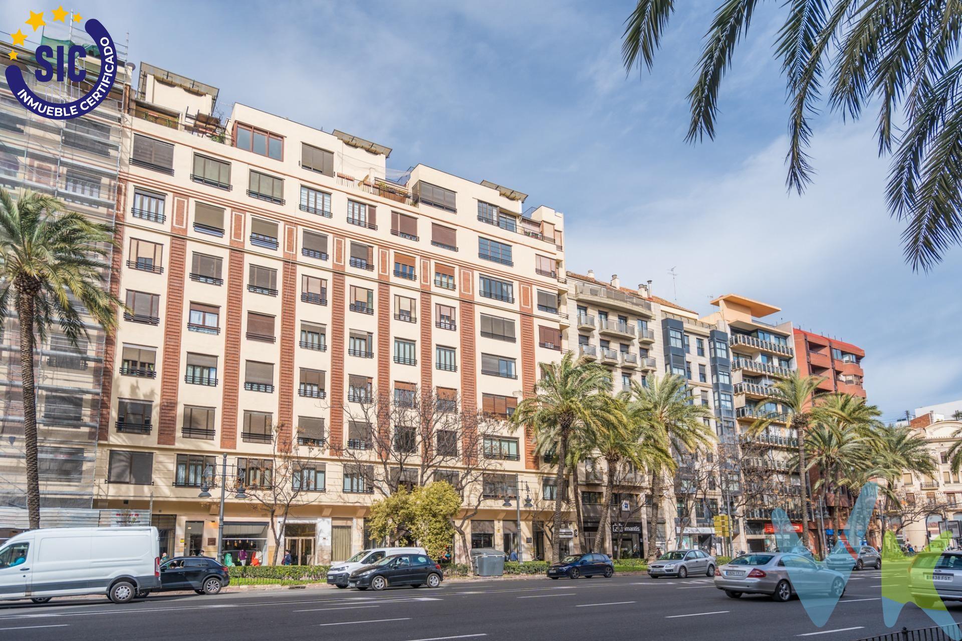 El lienzo en blanco que tu vida merece en el corazón de Valencia. ¿Alguna vez has soñado con techos que parecen tocar el cielo y suelos que cuentan historias? Ubicada en la emblemática Gran Vía Germanías, esta propiedad no es solo una vivienda; es la oportunidad de diseñar tu propia obra de arte. A un paso de la Estación del Nord y de la vibrante Plaza del Ayuntamiento, te presentamos una pieza arquitectónica única que conserva la esencia de la Valencia señorial:. Amplitud y Luz: Estancias luminosas. Detalles de Época: Auténticos suelos de mosaico , cristaleras originales y  techos infinitos con molduras originales que esperan ser recuperados para brillar de nuevo. Potencial Ilimitado: Espacio de sobra para crear esa cocina de diseño, un salón majestuoso o los dormitorios que siempre imaginaste. Todas las comunicaciones posibles: Tren, metro, líneas de autobús. . No estás comprando metros cuadrados; estás comprando el privilegio de vivir donde todo sucede, en un hogar con alma. Ven a verla y deja que esta vivienda te hable. ------------------------------------------------------------------------------------------------------------------. Por mandato expreso del propietario, comercializamos este inmueble en exclusiva, lo que le garantiza el acceso a toda la información. Por este motivo, se ruega no molestar al propietario, a los ocupantes de la propiedad o a los vecinos. Muchas gracias por su comprensión. Si usted es agente inmobiliario y tiene un cliente para este inmueble, llámenos: estaremos encantados de colaborar.