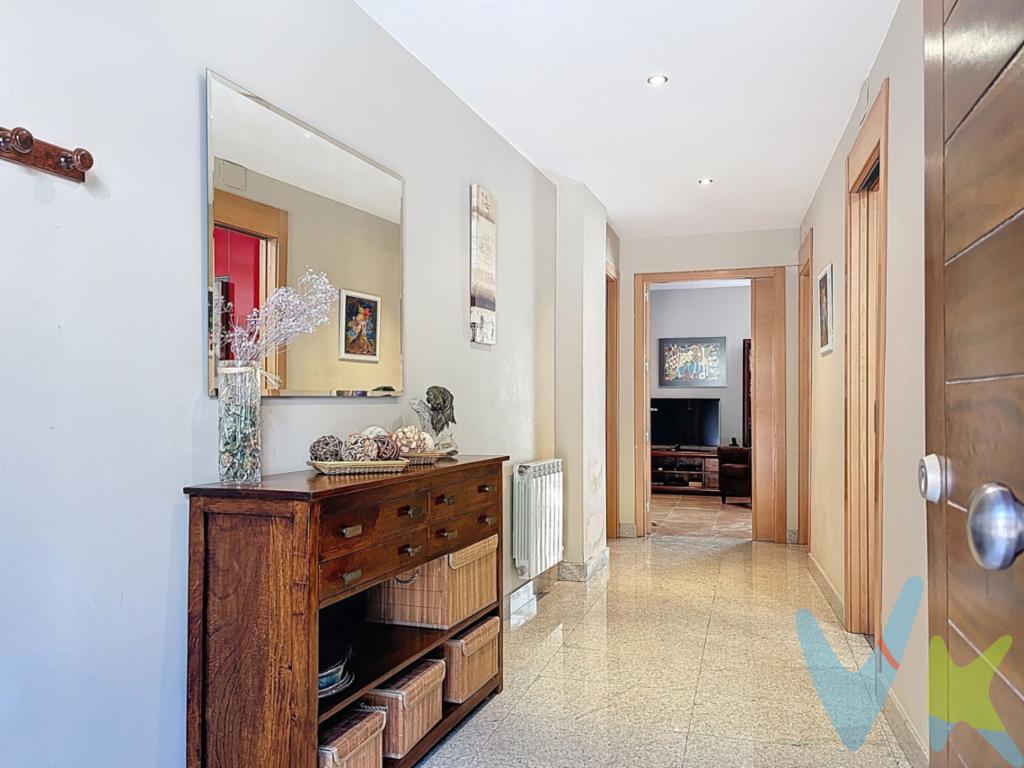 Se presenta una oportunidad única para adquirir una maravillosa unifamiliar en la encantadora localidad de Cabanillas. Esta propiedad es ideal para aquellos que buscan un hogar acogedor y funcional, en un entorno tranquilo, pero a la vez bien comunicado con las principales áreas urbanas y encantos naturales de la zona como son nuestras queridas Bardenas Reales de Navarra. No se pierda la oportunidad de visitar esta vivienda que podría convertirse en el hogar de sus sueños.Con un diseño arquitectónico cuidado y moderno, esta casa cuenta con dos plantas. En planta baja dispone de una cocina independiente, hall de entrada, aseo, garaje y salón-comedor con salida directa al jardín. En planta primera dispone de tres confortables habitaciones, un baño completo para uso común y un baño en suite en el dormitorio principal. La amplitud de las habitaciones ofrece un espacio acogedor donde cada miembro de la familia puede disfrutar de su privacidad. Uno de los grandes atractivos de este inmueble es su edifico colindante y con acceso directo desde el jardín o patio y desde la planta primera. De superficie tiene unos 65 m2 cada planta y actualmente se usa, en planta baja como Txoko totalmente amueblado y con cocina y en planta primera como espacio disponible multiusos como anexo a vivienda. La vivienda dispone también de un garaje con suficiente espacio para estacionar cómodamente un vehículo, así como para el almacenamiento de herramientas u otros enseres, este garaje es una gran ventaja para las familias que necesitan espacio adicional sin comprometer las áreas comunes del hogar y con acceso directo al jardín, sin necesidad de transitar por el interior de la vivienda para acceder a ese maravilloso espacio de ocio.La vivienda está lista para entrar a vivir. Los electrodomésticos incluidos en la venta facilitan la adaptación del nuevo propietario al hogar, permitiendo disfrutar inmediatamente de las comodidades que ofrece la cocina plenamente equipada. Sea cual sea su estilo de vida, esta casa puede adaptarse perfectamente a sus necesidades personales, proporcionando un entorno funcional y acogedor desde el primer momento.La atractiva zona ajardinada que envuelve la propiedad añade un encanto especial a esta residencia. Ideal para los amantes del aire libre, el jardín es perfecto para realizar actividades al aire libre con familiares y amigos, o para que los más pequeños de la casa jueguen y exploren con seguridad.En conclusión, esta casa en venta en Cabanillas representa una magnífica ocasión para aquellos que buscan un hogar completo, funcional y estéticamente agradable. Su ubicación estratégica en un entorno tranquilo, combinada con las excelentes características que ofrece, la convierten en una propiedad de gran valor. Si busca una vivienda que aúne comodidad, estilo y funcionalidad, le invitamos a concertar una visita para descubrir por usted mismo todo lo que esta maravillosa casa tiene para ofrecer. No deje pasar esta oportunidad única de inversión en una propiedad que lo tiene todo. Póngase en contacto hoy mismo para obtener más información y asegurar un lugar en nuestra lista de visitas. ¡Estamos seguros de que esta casa superará sus expectativas!