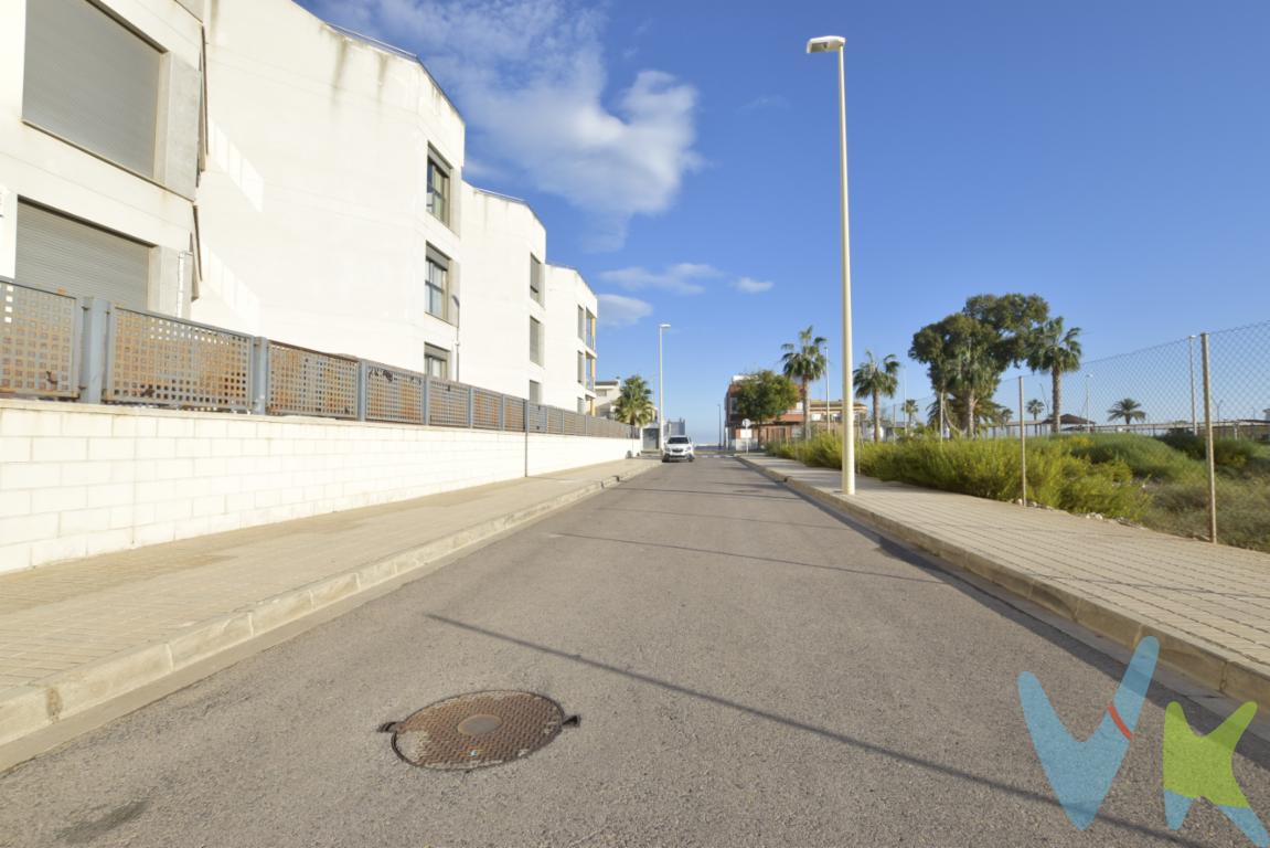 Se presenta una excepcional oportunidad para adquirir una gran parcela en la Playa de Puçol, una tranquila y encantadora localidad que combina lo mejor de la vida rural con la comodidad de estar cerca de la ciudad. Parcela cuadrada para una promoción de apartamentos en la playa más de moda al norte de Valencia. Muy cerca de la capital y a escasos metros del mar. La playa de Puçol está considerada una playa de excelente calidad, con Bandera Azul muchos años consecutivos, con un paseo muy concurrido, paralelo al Mar, donde disfrutar a primera brisa y con mucha oferta gastronómica de calidad. Frente al edificio social ESPAI VORAMAR en el que se ubica el ambulatorio de verano y el punto de Información Turística, hay bus interurbano. Podrás ir paseando al pueblo (3kms) por una estupenda albereda, disfrutando del olor a azahar,  acercarte a la ciudad de  Valencia en muy poco tiempo (25 minutos en coche) o pasear por el paraje de la Sierra Calderona, a pié o en bicicleta. Si eres promotor y te gusta ofrecer el mejor producto a tus clientes, esta es tu parcela. Te podemos aconsejar para construir un edificio de apartamentos en zona de pocas alturas y a escasos metros de la playa y el mar. Pregúntanos la normativa urbanística aplicable y te pasaremos toda la información para que puedas hacer la mejor promoción de la playa. Te podemos ayudar con datos técnicos al tener un Arquitecto Técnico en nuestro equipo para cualquier duda. Se pueden construir 3 plantas más aprovechamiento bajo cubierta, además del semi sótano para garajes y trasteros, ideal para tener el coche en garaje en verano. Llámanos para ayudarte en tu futuro proyecto de negocio. solar a 650EUR/m2. También es un excepcional emplazamiento y una auténtica oportunidad para aquellos que buscan una inversión segura en el sector inmobiliario por su apacible entorno y su cercanía a todos los servicios necesarios, incluida la oferta educativa, centros de salud, farmacia y áreas recreativas. Estas cualidades aseguran una alta calidad de su inversión. Aquellos interesados en vivir en un entorno natural sin renunciar a las comodidades de la vida moderna apreciarán enormemente los apartamentos que se construyan en esta parcela. Contáctenos para informarle del lugar idóneo para su próximo proyecto inmobiliario. ¿Te gustaría enterarte en primicia de nuestros inmuebles en alquiler y venta? En VIVEKU.ES los publicamos con unos días de antelación.Contamos con 30 años de experiencia acreditada y nuestro objetivo es garantizarle un servicio de compra humano, ético, de calidad, fácil y seguro. Nuestro equipo lo integran agentes con la titulación AIR (Agente Inmobiliario Registrado) y Agentes Certificadores de la categoría Premium en certificación de inmuebles y debidamente registrados en el Registro de Agentes de Intermediación de la CV (RAICV 0743). Consulte en nuestras reseñas de Google lo que opinan los clientes que ya han trabajado con nosotros.El precio NO incluye: Impuestos, gastos de Notaría, registro y honorarios de inmobiliaria. 