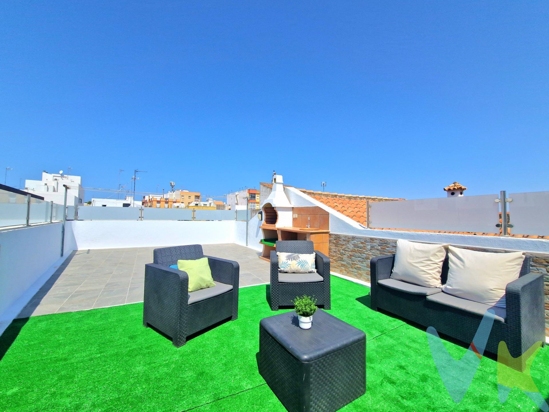 Descubre esta preciosa casa unifamiliar toda exterior, donde cada estancia está bañada por la luz natural y pensada para tu máximo confort. En la planta baja, nos encontramos con un elegante hall de entrada que te da la bienvenida y te lleva a un acogedor salón con amplios ventanales, un aseo de cortesía y una cocina espaciosa ideal para disfrutar en familia o con amigos. En la primera planta se encuentran tres dormitorios exteriores llenos de luz y un baño completo. El dormitorio principal conecta con una estancia en planta baja habilitada como vestidor y con la subida privada a la azotea. En la azotea te espera un cuarto lavadero y una terraza espectacular, equipada con zona chill out, barbacoa y unas impresionantes vistas a la ciudad. Además, la vivienda cuenta con un garaje cerrado, ofreciéndote la comodidad y seguridad que buscas para tu vehículo y espacio extra de almacenaje. La vivienda se vende con mobiliario incluido, pero sin artículos de decoración. La vivienda cuenta con 119m2 construidos y 84m2 útiles, y el garaje cuenta con una superficie útil de 13m2. . Informamos a nuestros clientes de que los gastos de Notaría, Gestoría, Impuestos y los honorarios de la agencia no están incluidos en el precio. A su vez, disponemos del Documento Informativo Abreviado de la Propiedad (Según Decreto 218/2005, del 11 de Octubre) y de Seguro de Caución, para la protección del dinero entregado como señal para la Reserva de una vivienda. 📞 Contáctanos y ven a descubrir tu próximo hogar. ¡Te enamorará!
