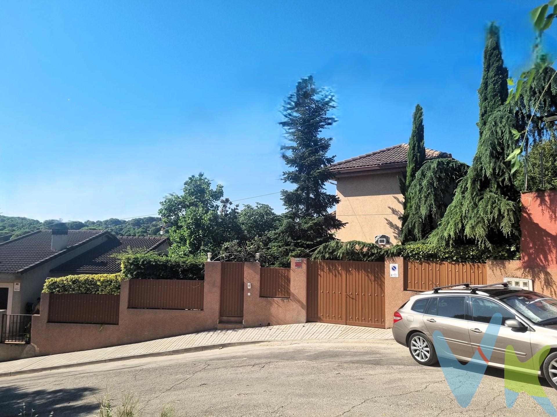 CHALET INDEPENDIENTE de 173 m2 construidos, edificado en el año 2007 sobre parcela de 500 m2, situado en la urbanización “El Club”, a las afueras del municipio madrileño de Navas del Rey. Ubicado en una ladera con vistas a un precioso valle de pinares, muy cerca del Rio Alberche y orientado al Barranco del Fresno, con multitud de vías verdes, rutas de senderismo, etc. 

Distribuido en 2 plantas y sótano, sobre un plano inicial de 140 m2 útiles: planta principal destinada a cocina, 1 aseo y salón con acceso al jardín y planta superior con 3 dormitorios dobles y 2 baños completos. La planta superior también dispone de salida directa a la zona alta del jardín jardín. La vivienda cuenta además con un amplio espacio añadido en la planta sótano que permite disponer de un garaje de 10 m2, una estancia adicional de 26 m2 con zona de lavandería, aseo y zona de taller, así como de una zona de bodega de casi 48 m2 con entrada independiente.  

Construcción realizada con unas excelentes calidades, destacando principalmente la eficiencia energética de la vivienda en cuanto a los aislamientos y la climatización, con la ventaja de disponer de unos modernos paneles solares. 

Paz, privacidad, calidad de vida y naturaleza a tu disposición en esta bonita casa, a tan solo 45 minutos de Madrid centro por la M501, estupenda vía de doble carril hasta Navas del Rey, y a 20 minutos de la M50. ¡Ven a conocerla!. 

El comprador tendrá un coste adicional de un 1,5% más IVA sobre el precio publicado, por el servicio de gestión, asesoramiento y formalización del proceso de compra. Este importe no está incluido en el precio publicado en venta y será facturado al comprador.