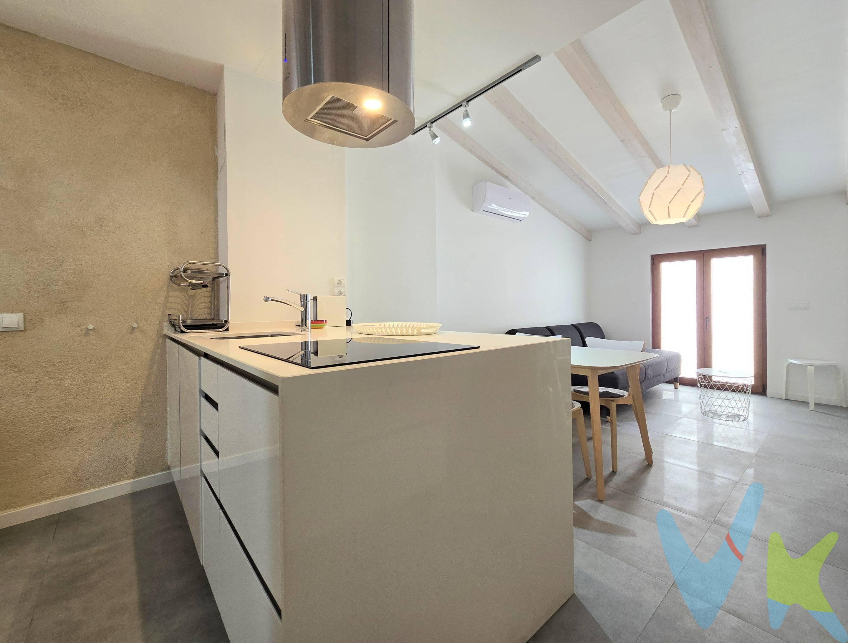 ¡GRAN OPORTUNIDAD! UNA JOYA EN EL CORAZÓN  DE LA CAMBRILS MEDIEVAL EN EXCLUSIVA PARA USTEDES. Ponemos a la venta esta elegante casa que se trata de una pieza inmobiliaria única tanto por su ubicación y construcción como por su elegancia y alto rendimiento económico, si lo precisan. Situada en el centro de Cambrils (Tarragona), en el barrio histórico de esta población costera,  a escasos diez minutos a pie de sus magníficas playas de la Costa Dorada y de su icónico puerto pesquero y deportivo. Envuelta y protegida  por el entramado laberíntico de calles y callejuelas, donde se sentirán seducidos  a cada doblar de esquina al descubrir rincones de una sutil belleza. Podrán gozar de manera privilegiada del comercio autóctono  que define esta parte de la población  y acceder a las amplias zonas ajardinadas y de paseo que la rodean. La Casa queda completamente integrada y desapercibida entre la harmonía urbanística del casco antiguo medieval de Cambrils. Al  cruzar el umbral de su entrada  sentirán su singularidad y notarán sin duda alguna que acaban de entrar en su nuevo hogar, un hogar para residir todo el año, para sus escapadas vacacionales o para aprovechar su licencia turística ( hoy en día muy valorada en Cambrils) y obtener un alto rendimiento económico de inmediato como alquiler turístico o permanente. Un hogar completamente reformado, con elementos de  nueva instalación, TODO AMUEBLADO Y EQUIPADO CON TODOS LOS ELECTRODOMÉSTICOS E INCLUIDO EN EL PRECIO,   distribuido y equipado en:.  .  - Una espectacular cocina totalmente equipada con mobiliario y electrodomésticos de primera marca y que queda completamente integrada con un salón comedor con balcón.  - Una preciosa terraza con vistas a la ciudad que les permitirá gozar con toda intimidad del genuino clima mediterráneo.  - Dos habitaciones dobles de ensueño, una de ellas tipo suite.  - Dos baños con elementos y acabados de primera calidad.  - Una amplia y práctica sala diáfana de entrada con múltiples utilidades.  - Agua caliente con caldera de aerotermia.  - Chimenea de pellets.  - Aire acondicionado frío/calor.  - Alarma.  - Ascensor eléctrico de bajo consumo.  - Suelos de parquet y gres.  - Exteriores de PVC con cristales climalit.  - Las puertas interiores de madera maciza.  - Lámparas e iluminación de Leds.  - Videoportero en cada planta.  - Armarios empotrados con espejos.  - Y mucho más que descubrirán al visitarlo. Concierten una visita con nosotros, les atenderemos con mucho gusto.