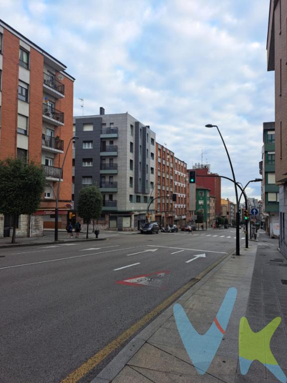 Os traemos en exclusiva esta plaza de garaje en una ubicación con una alta demanda de aparcamiento. Si no quieres estar preocupado cada vez que llegas a casa por buscar un sitio donde aparcar, si quieres tener tu vehículo protegido o si tienes en mente realizar una inversión, esta propiedad es perfecta. Crees que puede encajarte?, pues te invitamos a que nos llames y compruebes si se adecúa a lo que estás buscando.No lo pienses mucho porque no tardará en venderse. Lo vemos?Observaciones públicas:Según la Ley 10/2025, de 28 de diciembre, se informa que los gastos e impuestos que conlleva la adquisición no están incluidos en el precio indicado:El vendedor asume la plusvalía y el resto de gastos son del comprador.Segundas transmisiones, el comprador abona el Impuesto sobre Transmisiones Patrimoniales (ITP). Puede consultar toda la información en el siguiente enlace: https://sede.tributasenasturias.es/sites/sede/default/es_ES/Que-quieres-hacer/Transmisiones-Patrimoniales-y-AJD. La base imponible que se toma para el cálculo será el mayor valor entre precio de compraventa, tasación o valor de referencia catastral.El comprador escoge la notaría. Los gastos de Notaría están regulados en el Anexo I, del Real Decreto 1426/1989, de 17 de noviembre, por el que se aprueba el arancel Notarial y los gastos de Registro según el arancel oficial establecido en el Anexo I, del Real Decreto 1427/1989, de 17 de noviembre, los aranceles varían en función del precio, número de copias y complejidad. Los gastos de Gestoría por la tramitación administrativa de la compraventa, presentación, liquidación de impuestos y la inscripción en el Registro de la Propiedad, serán de la parte compradora, en caso de que decida encargar dichos trámites a un profesional, su importe varía en función del profesional o entidad designada para su realización. Si el comprador necesita préstamo hipotecario, la tasación, condiciones y costes bancarios según entidad elegida por el comprador; así como los gastos de gestoría y cualesquiera otros inherentes a la formalización de la compraventa serán de su cuenta, salvo pacto expreso en contrario con el vendedor..Honorarios de intermediación inmobiliaria a cargo del vendedor.Conforme a la normativa vigente, el consumidor tiene derecho a disponer de información, documentación y condiciones de la compraventa relativa al inmueble, en la sede física de Los Arcos 98, SL en Avenida de la Costa, nº 53  bajo en Gijón, o a través de nuestro correo electrónico, inmobiliaria@grupolosarcos.es. La agencia actúa exclusivamente como intermediaria en la operación, las condiciones de la compraventa están sujetas a la aceptación expresa del vendedor y a la posterior formalización del correspondiente contrato. El presente anuncio es meramente informativo y la información facilitada corresponde a la disponible en la fecha de publicación, pudiendo variar en función de circunstancias legales, contractuales o fiscales.