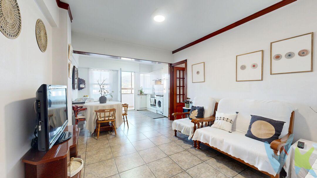 RONDA DE AZKUE, 3 HABITACIONES CON TERRAZA ACRISTALADA Y VISTAS ESPECTACULARES. ASCENSOR Y CAMAROTE
¡¡¡EXCLUSIVA !!!  INMOBILIARIA BROKER pone a tu disposición esta bonita vivienda en una de las zonas con más demanda de Barakaldo. En la zona de Arteagabeitia, en la misma RONDA DE AZKUE, CON ORIENTACIÓN SUR Y UNAS VISTAS ESPECTACULARES , a 5 minutos del Metro y rodeada de zonas verdes.
La vivienda está distribuida en 3 habitaciones (una de ellas con ARMARIO EMPOTRADO), un baño y una amplia sala comunicada con la cocina, desde la que se accede a una gran TERRAZA ACRISTALADA CON ORIENTACIÓN SUR Y PRECIOSAS VISTAS. Además cuenta con la posibilidad de retirar el cerramiento para convertirla en un espacio completamente abierto. Tiene una una entrada de buen tamaño y una práctica DESPENSA. Dispone de un CAMAROTE en la última planta del edificio, ideal para guardar todas esas cosas que no usas en tu día a día.
El edificio dispone de ASCENSOR de buen tamaño, con elevador para sillas de ruedas en el portal. Recientemente se ha hecho la FACHADA VENTILADA y el tejado. Queda todo pagado y no hay ninguna derrama prevista.
Se trata de una vivienda COMPLETAMENTE EXTERIOR, con orientación SUROESTE. Si a esto le añadimos que tiene muy buena altura, la luz y el sol están garantizados durante gran parte del día.
Está muy bien cuidada. Puedes entrar a vivir dándole tu toque personal e ir actualizando poco a poco. Tiene TOMA DE GAS NATURAL subida hasta la ventana.
Para que la veas con tranquilidad, TENEMOS LLAVES, así que llámanos cuanto antes y concertamos una visita.
Usamos tecnología 3D, para que puedas ver la vivienda con total realidad. Así, en la visita todo será más fácil a la hora de tomar decisiones.
Gastos de gestión del 3.500 € (+IVA) a cargo del comprador, no incluidos en el precio.
Colegiado API 584. Trabaja con verdaderos profesionales.