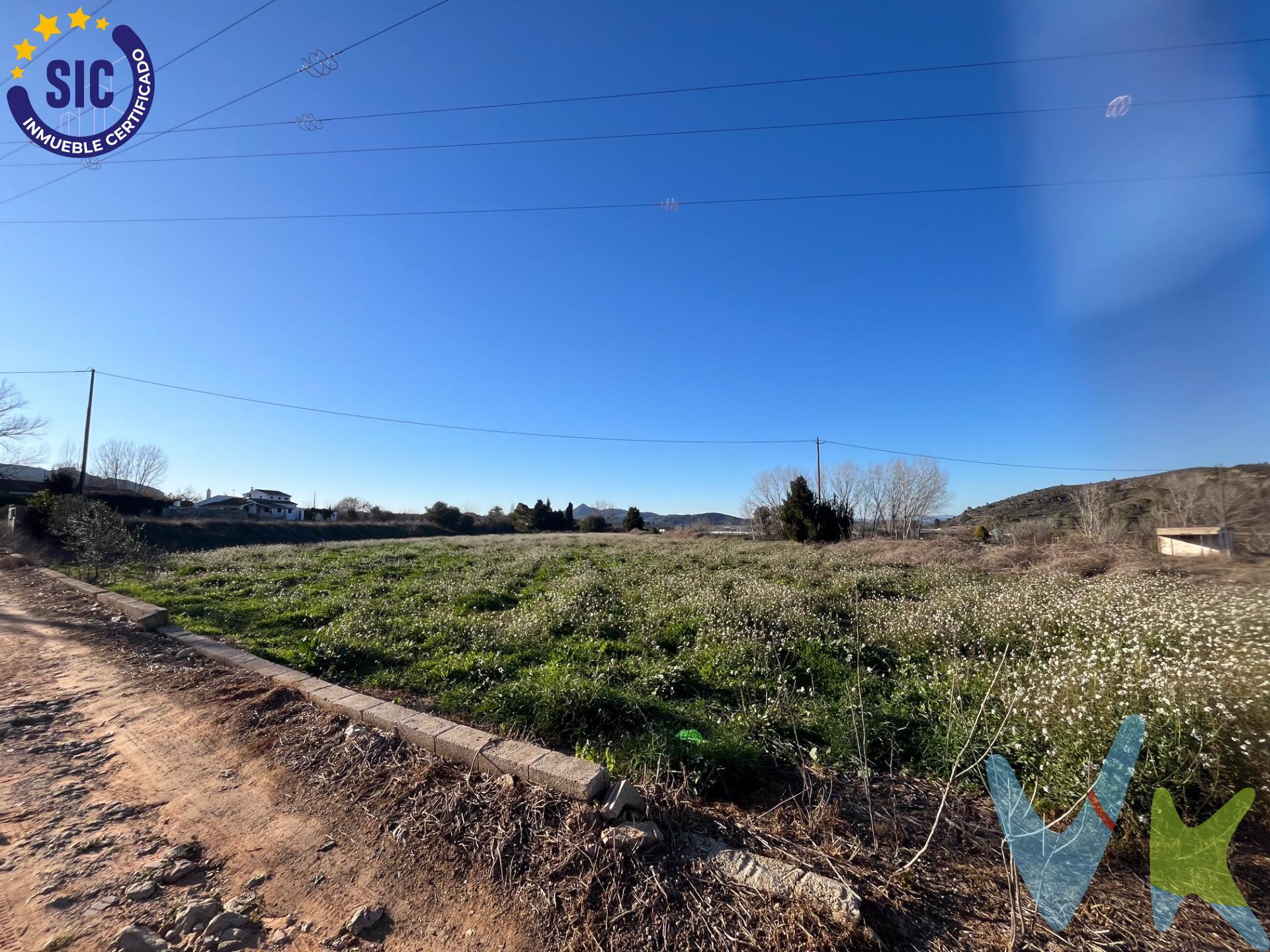¡OPORTUNIDAD ÚNICA! PARCELA RÚSTICA EN BARXETA (VALENCIA). Se vende parcela rústica de 29.000 m² situada en el término municipal de Barxeta, junto a Xàtiva, en la provincia de Valencia. Esta propiedad es ideal para proyectos agrícolas o como inversión en una zona tranquila y rodeada de naturaleza. Características principales:. Superficie: 29.000 m². Estado: Terreno limpio y listo para la explotación agrícola, sin plantaciones actuales. Infraestructuras:. Balsa para almacenamiento de agua de riego, funcional y preparada para su uso. Casa de aperos, con posibilidad de acondicionamiento. Disponibilidad de agua potable y suministro eléctrico, facilitando cualquier proyecto agrícola o de construcción. Posibilidades de construcción:. La parcela cuenta con la posibilidad de construir una propiedad, lo que la convierte en una excelente opción tanto para desarrollar un proyecto agrícola como para establecer una vivienda rural o casa de recreo. Ubicación privilegiada:. Situada en Barxeta, a pocos minutos de Xàtiva. A escasa distancia de Llocnou de Fenollet, al cual se puede llegar cómodamente a pie. Bien comunicada, rodeada de paisajes naturales y con fácil acceso por carretera. Cercana a servicios básicos en la población, pero con la tranquilidad de una propiedad rural. Esta parcela es una excelente oportunidad para quienes buscan desarrollar un proyecto personal en un entorno natural o para inversores que valoren la versatilidad y el potencial de una propiedad en esta región. ¡No dejes pasar esta oportunidad!. Contacta con nosotros para más información o para concertar una visita. La descripción del presente inmueble e imágenes tienen mero carácter informativo y en ningún caso carácter contractual, pudiendo ser modificados por la inmobiliaria comercializadora sin que ello implique responsabilidad alguna frente a terceros. En el precio de venta a público, esta propiedad NO incluye los gastos de adquisición (Notario, registro, gestión, honorarios, etc…).